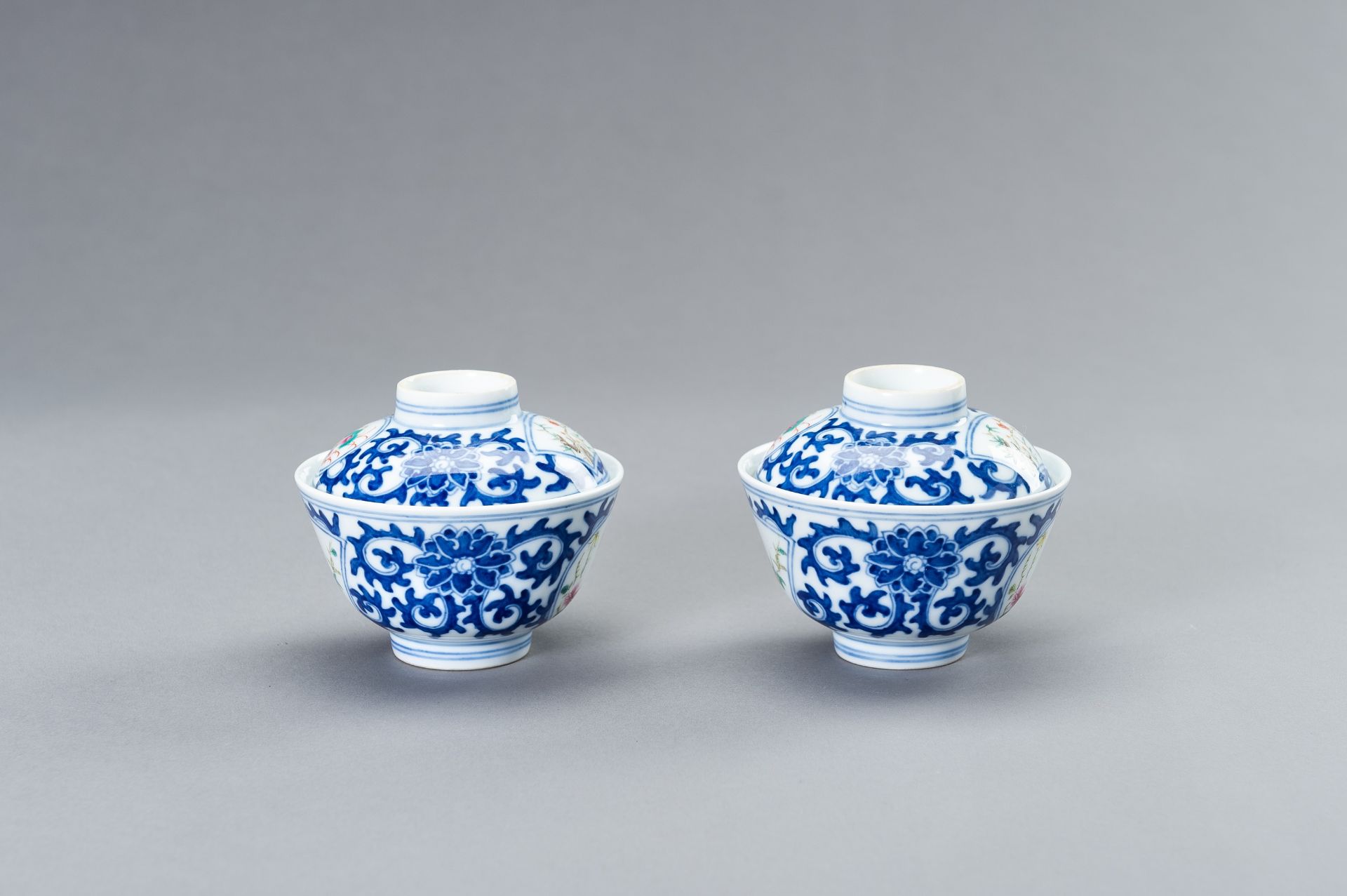 A PAIR OF XUANTONG MARK AND PERIOD PORCELAIN BOWLS WITH COVERS - Bild 3 aus 12