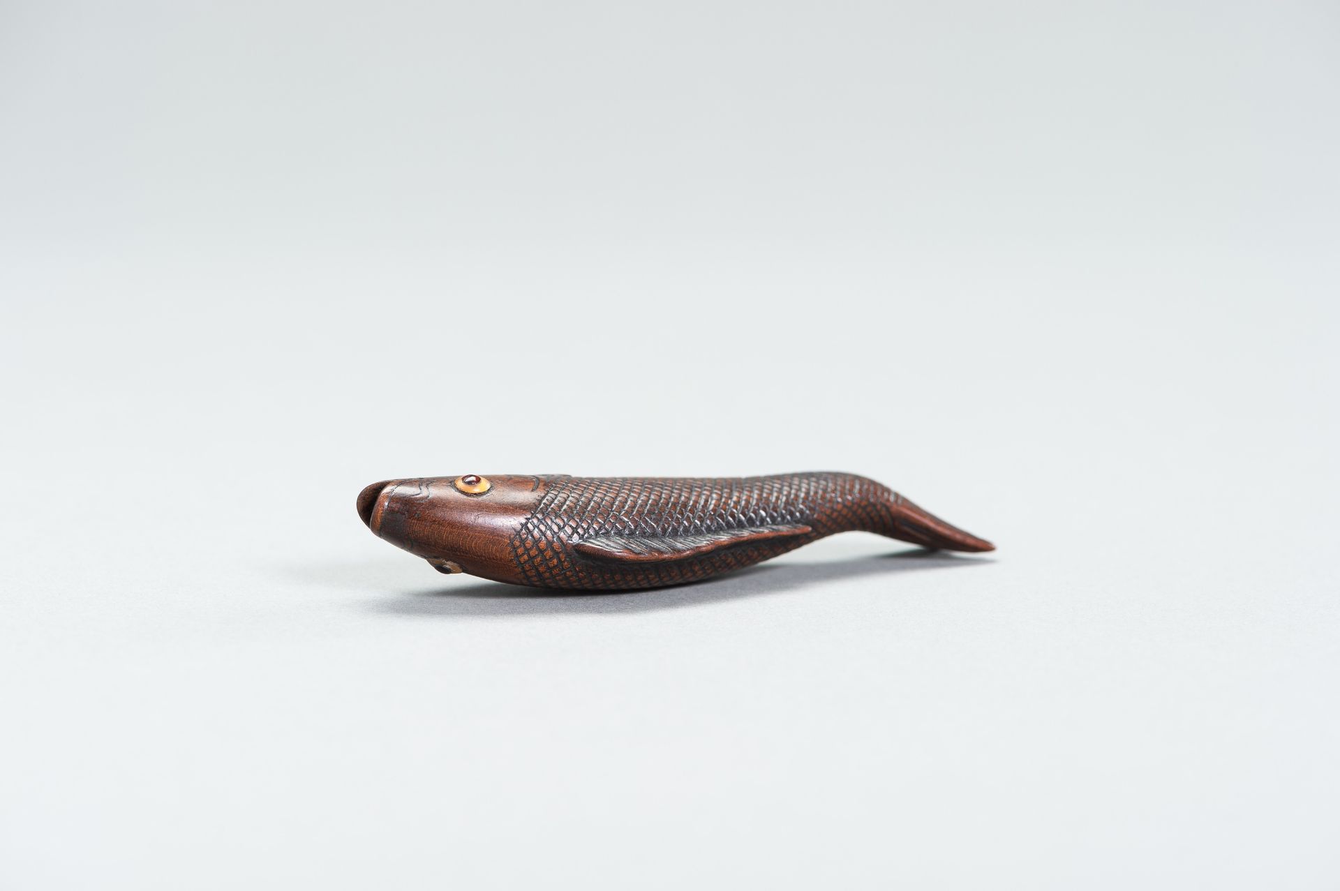 A LARGE WOOD FISH NETSUKE - Bild 6 aus 8