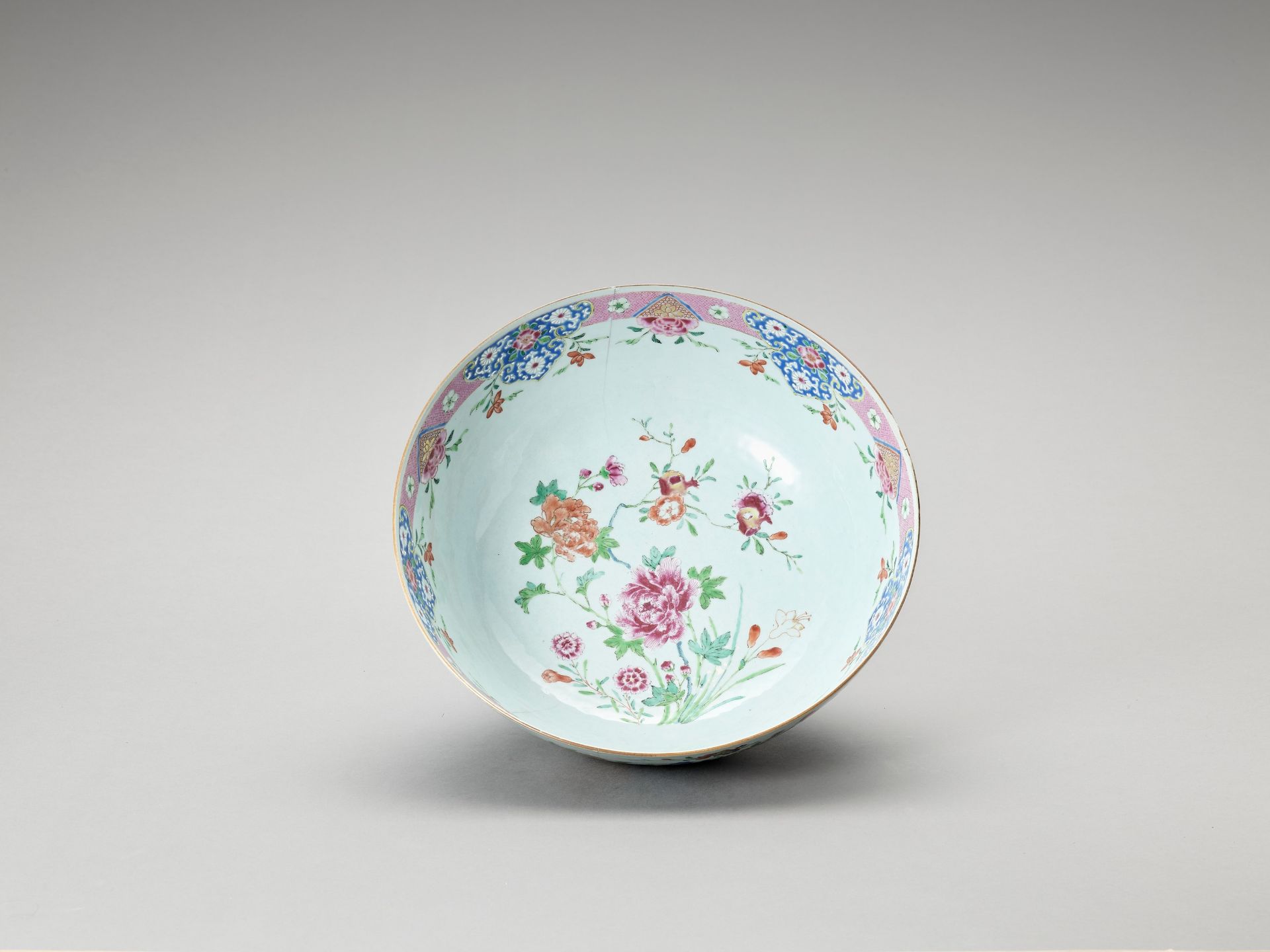 A LARGE FAMILLE ROSE EXPORT PORCELAIN BOWL - Image 3 of 6