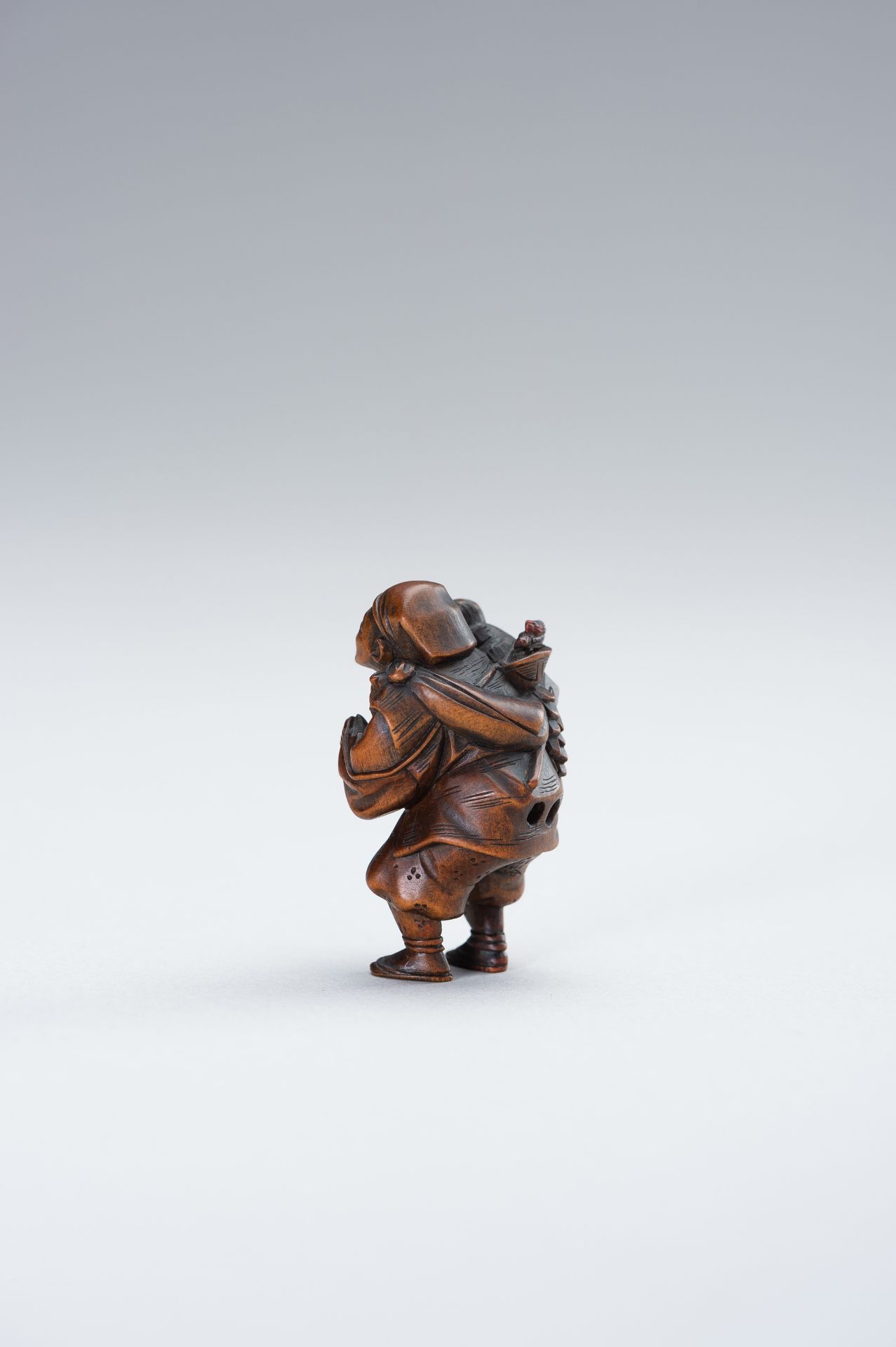 MINKOKU: A WOOD NETSUKE OF SARUMAWASHI - Bild 4 aus 11