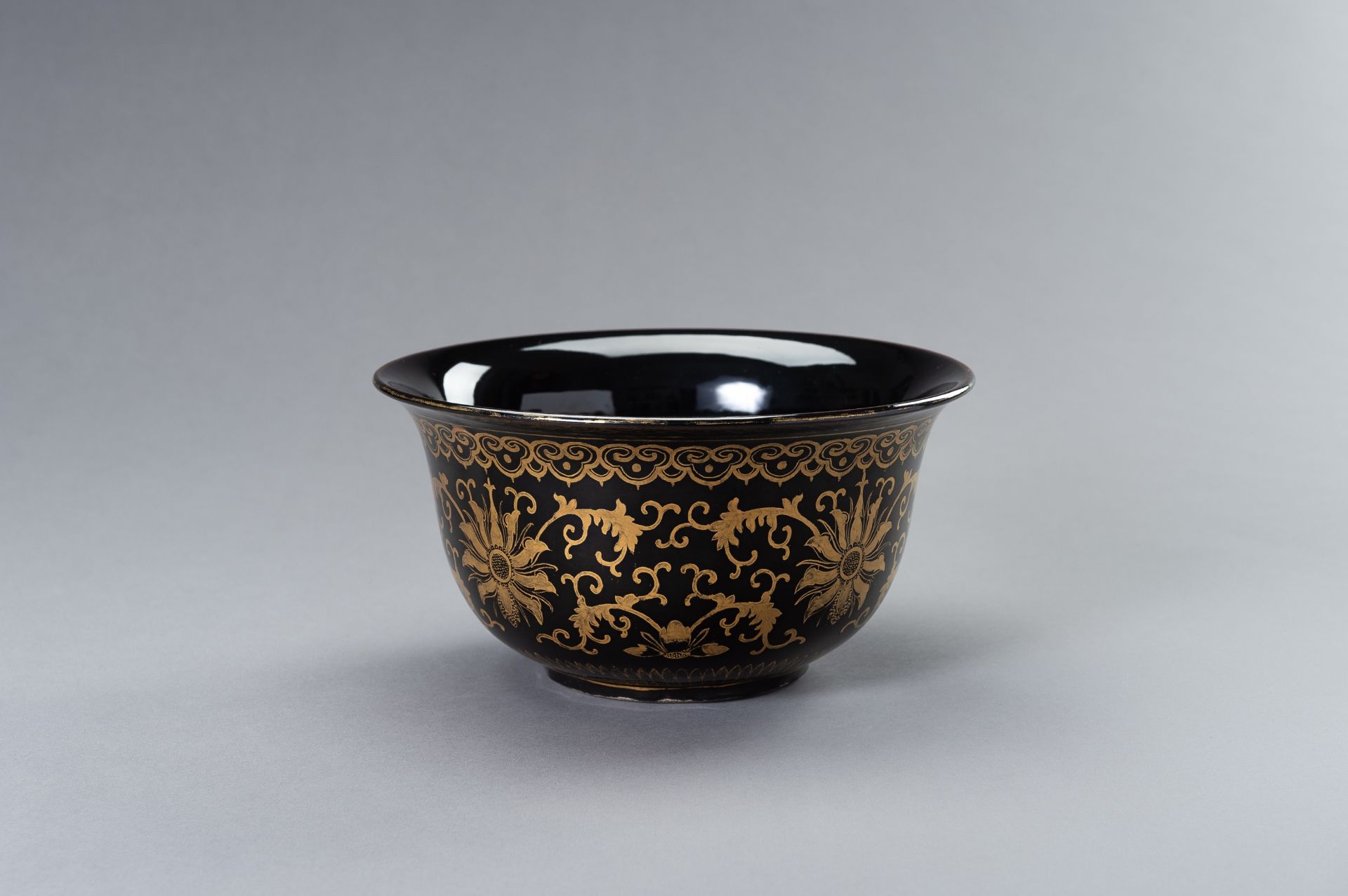 A LARGE BLACK AND GOLD PORCELAIN BOWL - Bild 8 aus 12