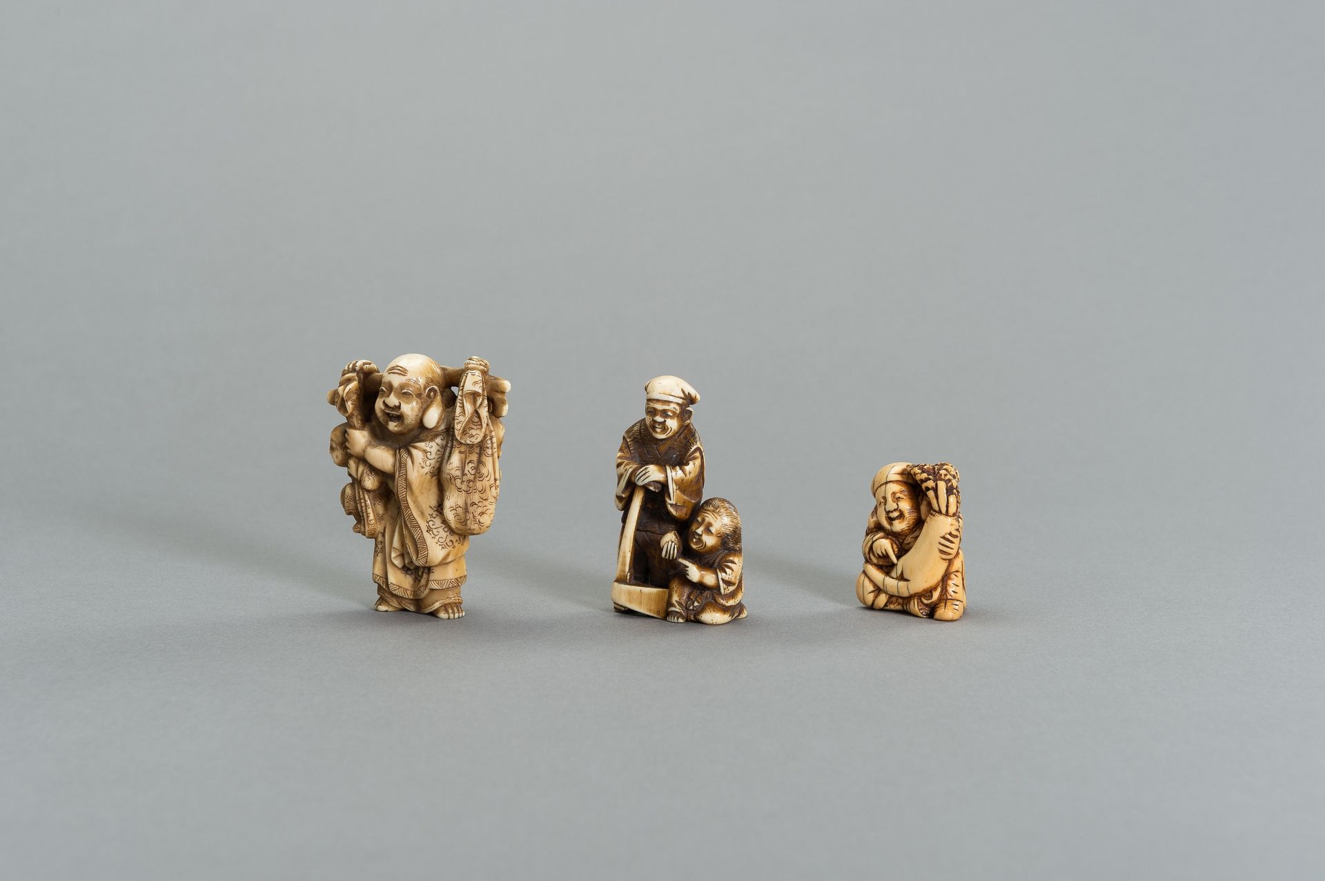 A GROUP OF THREE TOMOCHIKA SCHOOL IVORY NETSUKE - Bild 3 aus 10