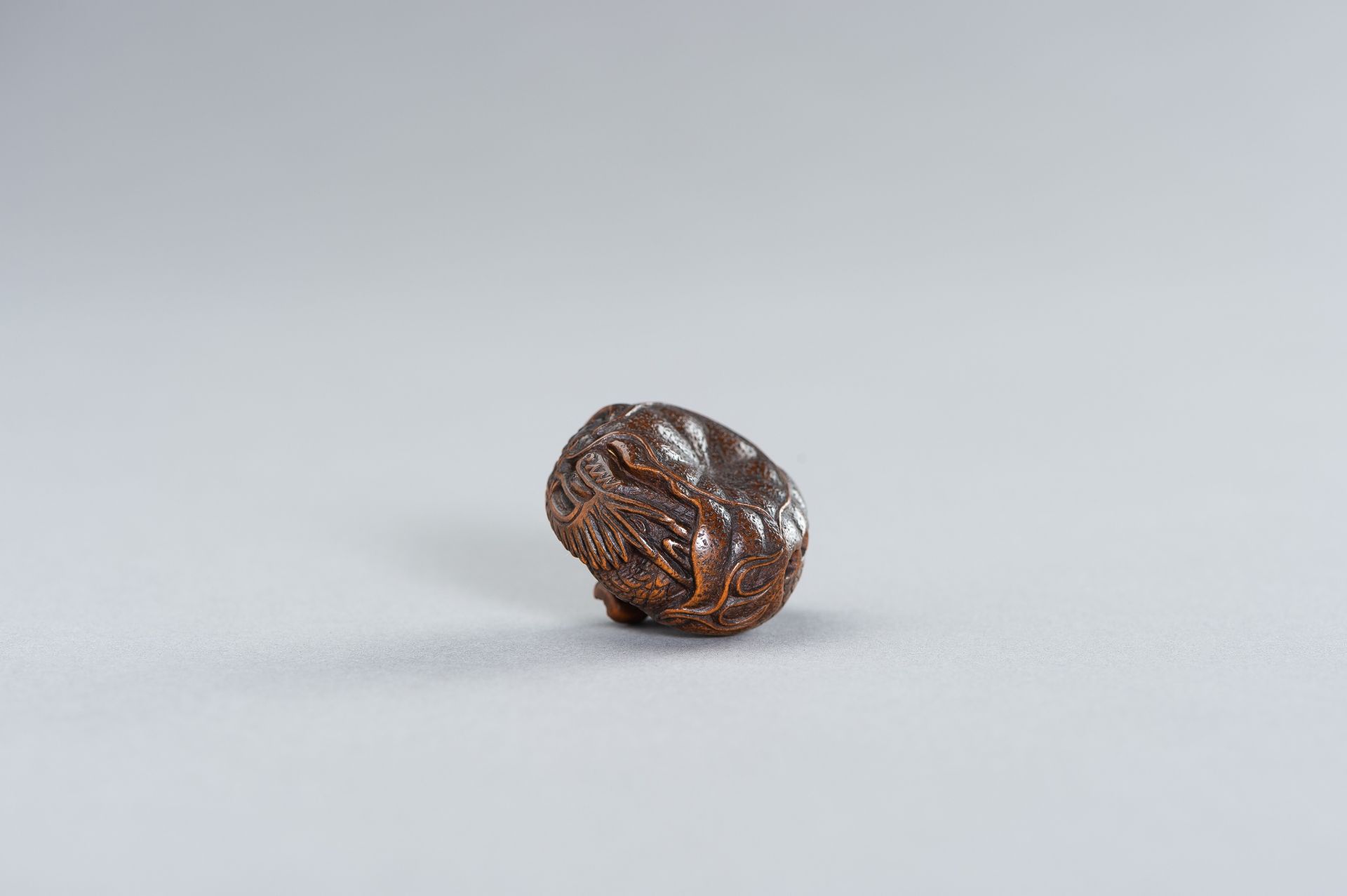 SADANOBU: A FINE WOOD NETSUKE OF A DRAGON INSIDE MIKAN - Bild 2 aus 10