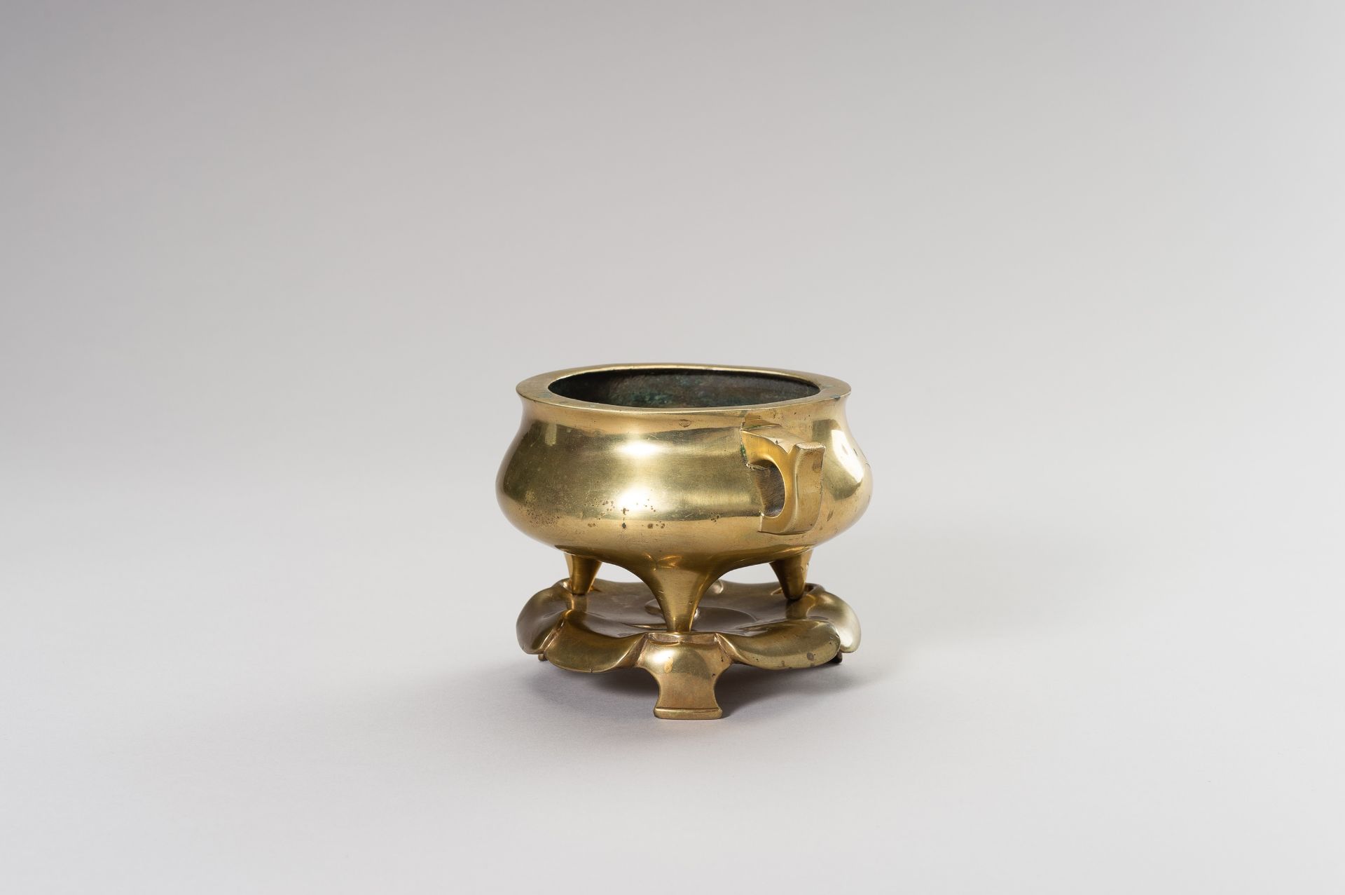 A GILT-BRONZE TRIPOD CENSER WITH STAND - Image 7 of 11