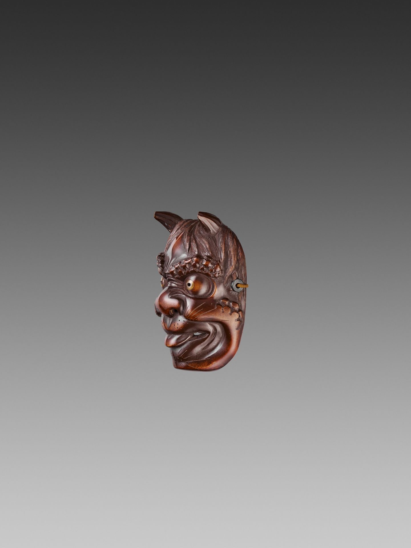 A VERY LARGE WOOD MASK NETSUKE OF AN ONI - Bild 4 aus 5