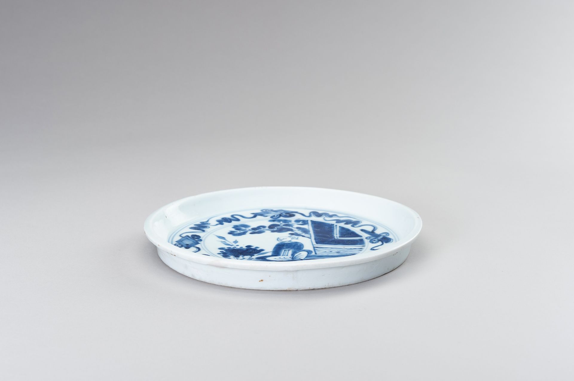 A BLUE AND WHITE PORCELAIN TRAY WITH A COURT BOY - Image 4 of 5