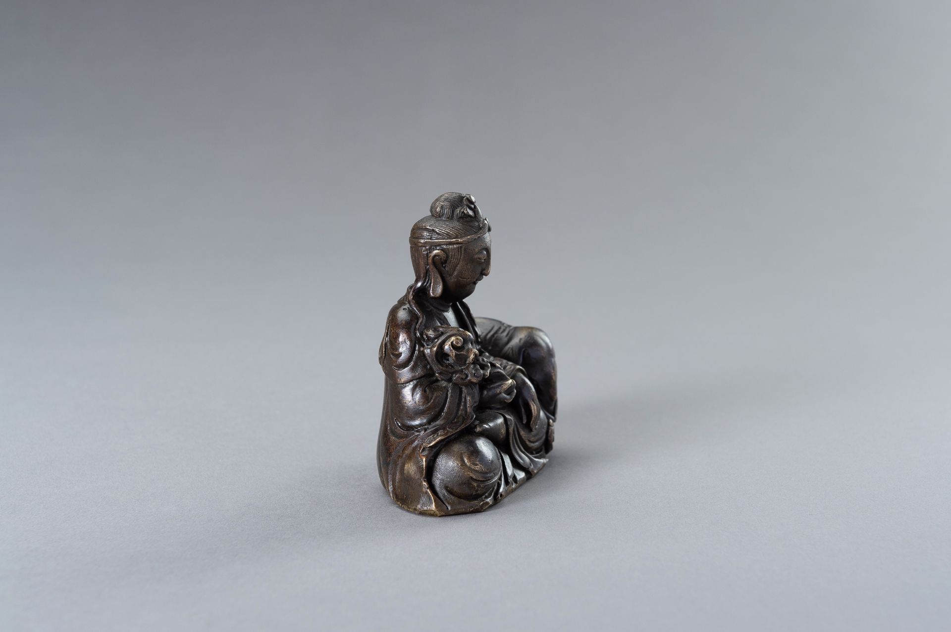 A BRONZE FIGURE OF GUANYIN WITH ELEPHANT - Bild 4 aus 11