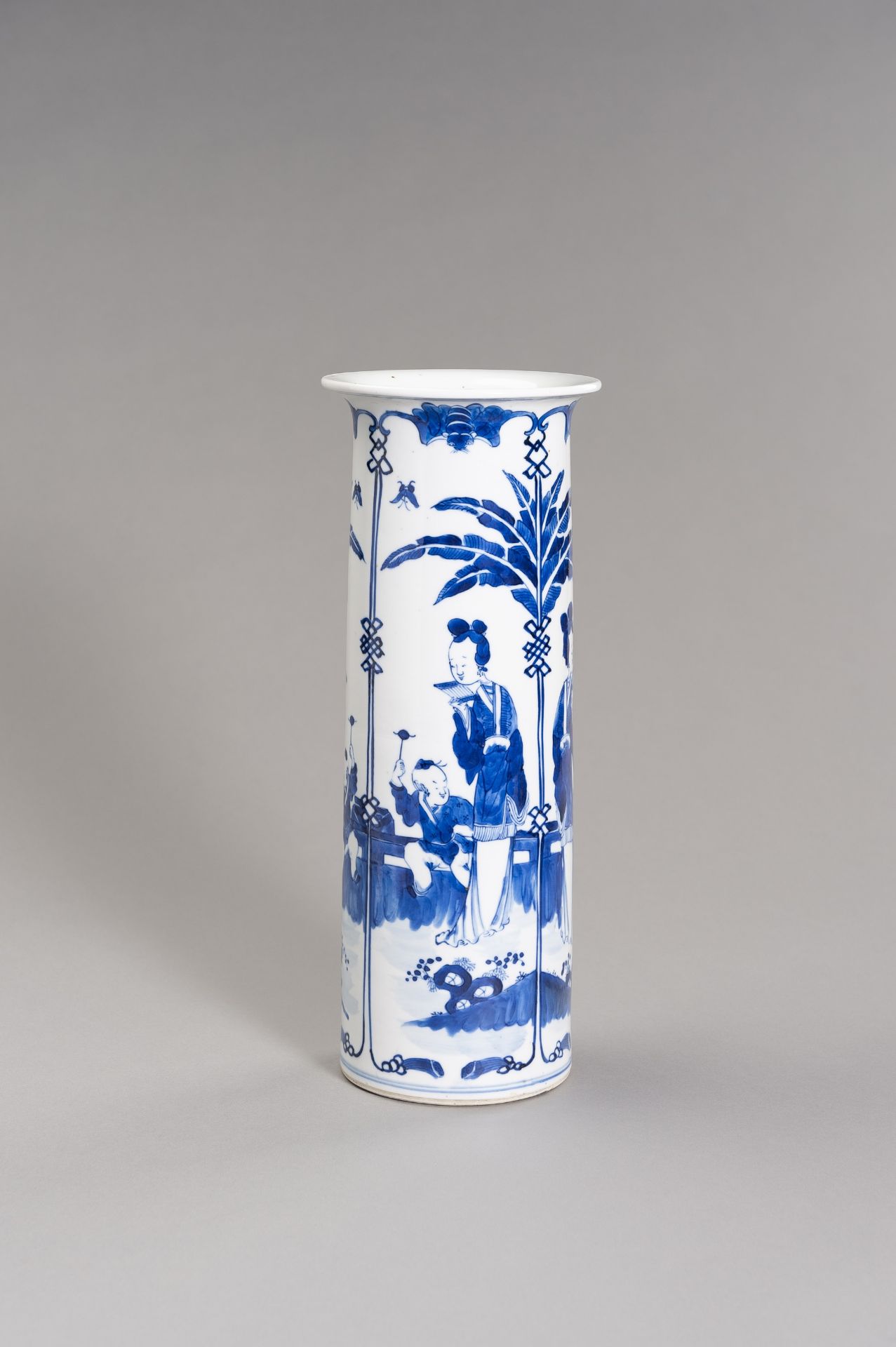 A FINE BLUE AND WHITE LONG ELIZA VASE - Bild 5 aus 12