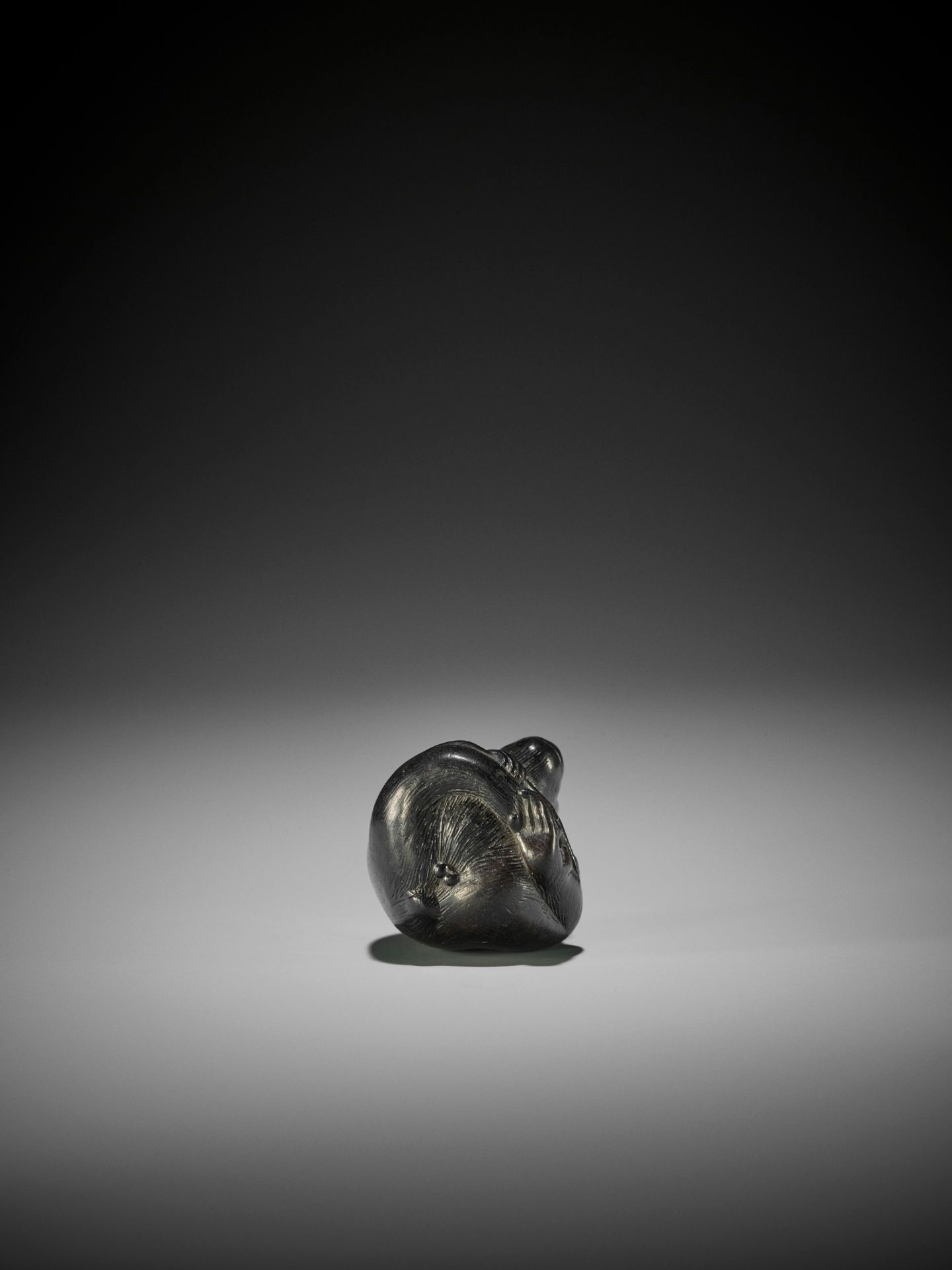 A TSU SCHOOL EBONY WOOD NETSUKE OF A MONKEY - Bild 8 aus 8