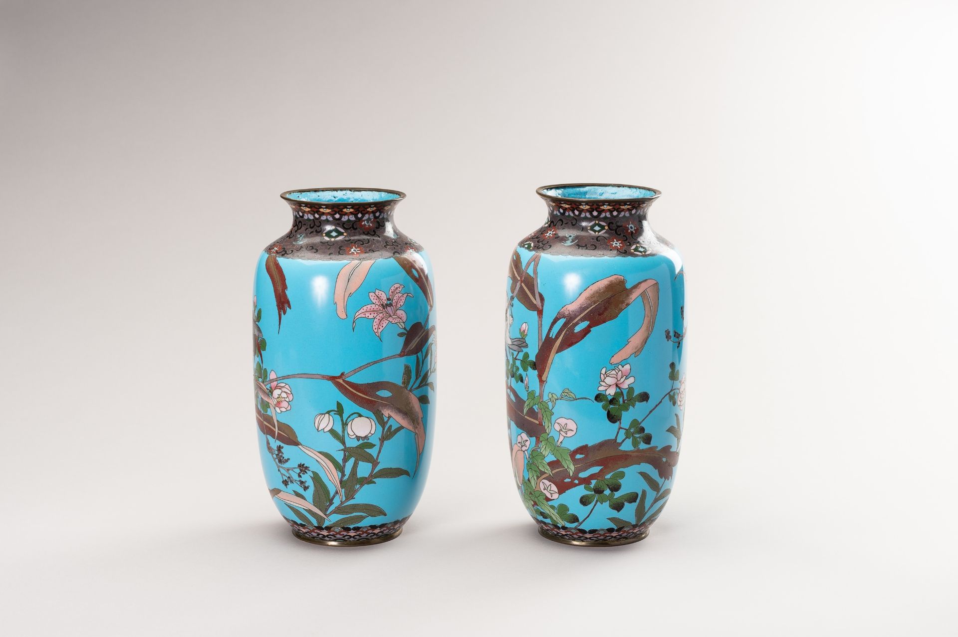 A PAIR OF TWO CLOISONNE VASES WITH BIRDS AND FLOWERS - Image 9 of 11