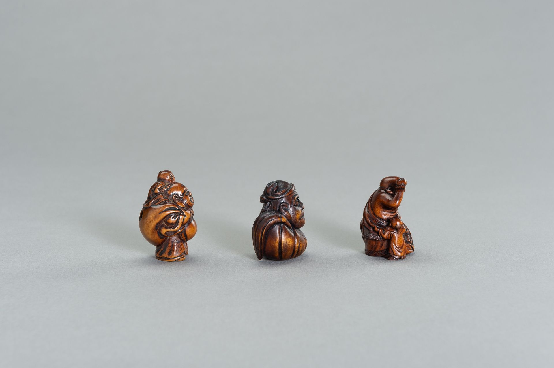 A GROUP OF THREE WOOD NETSUKE OF HOTEI AND DARUMA - Bild 6 aus 9