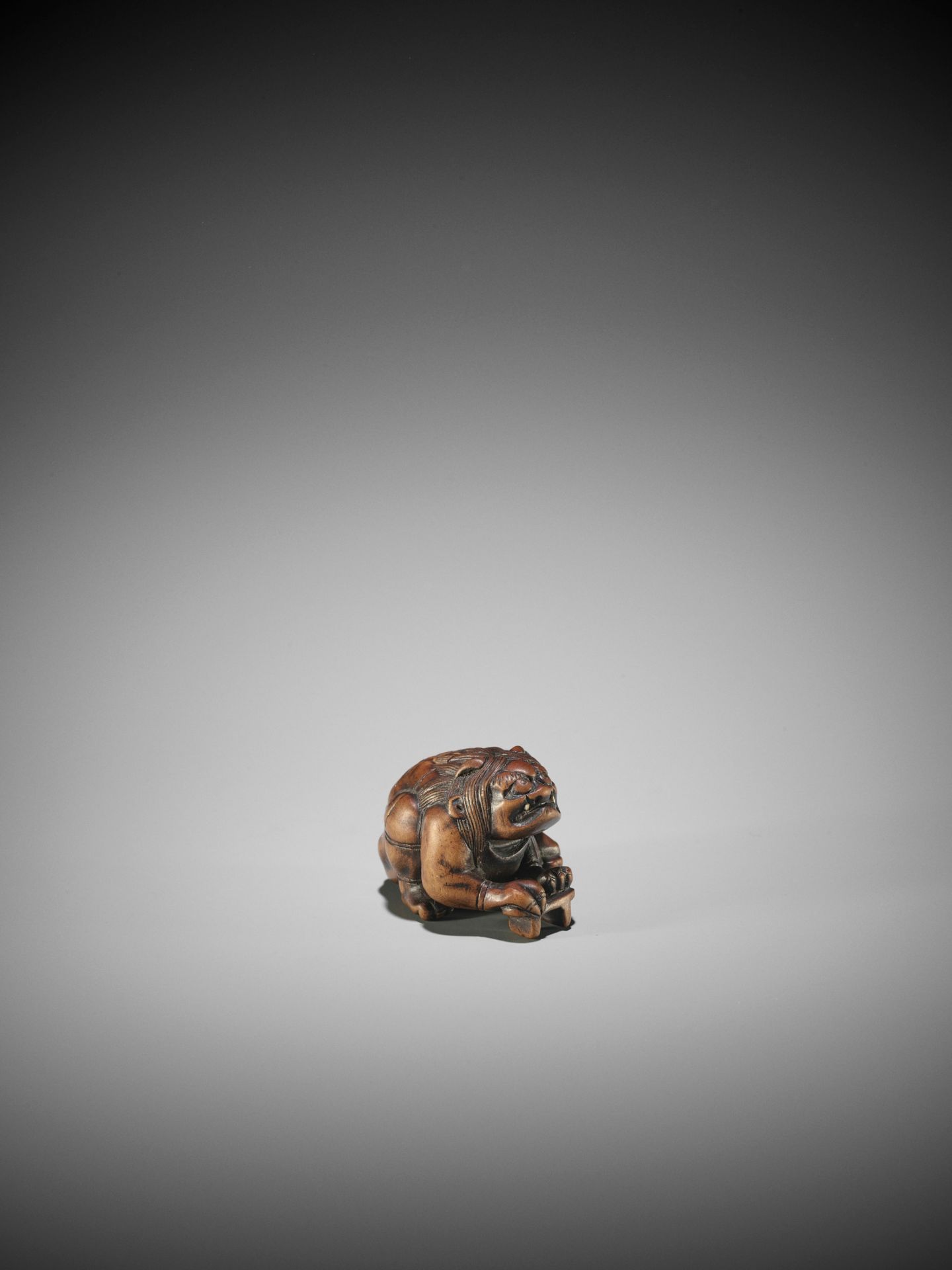 A WOOD NETSUKE OF RAIJIN WITH GETA - Bild 5 aus 10