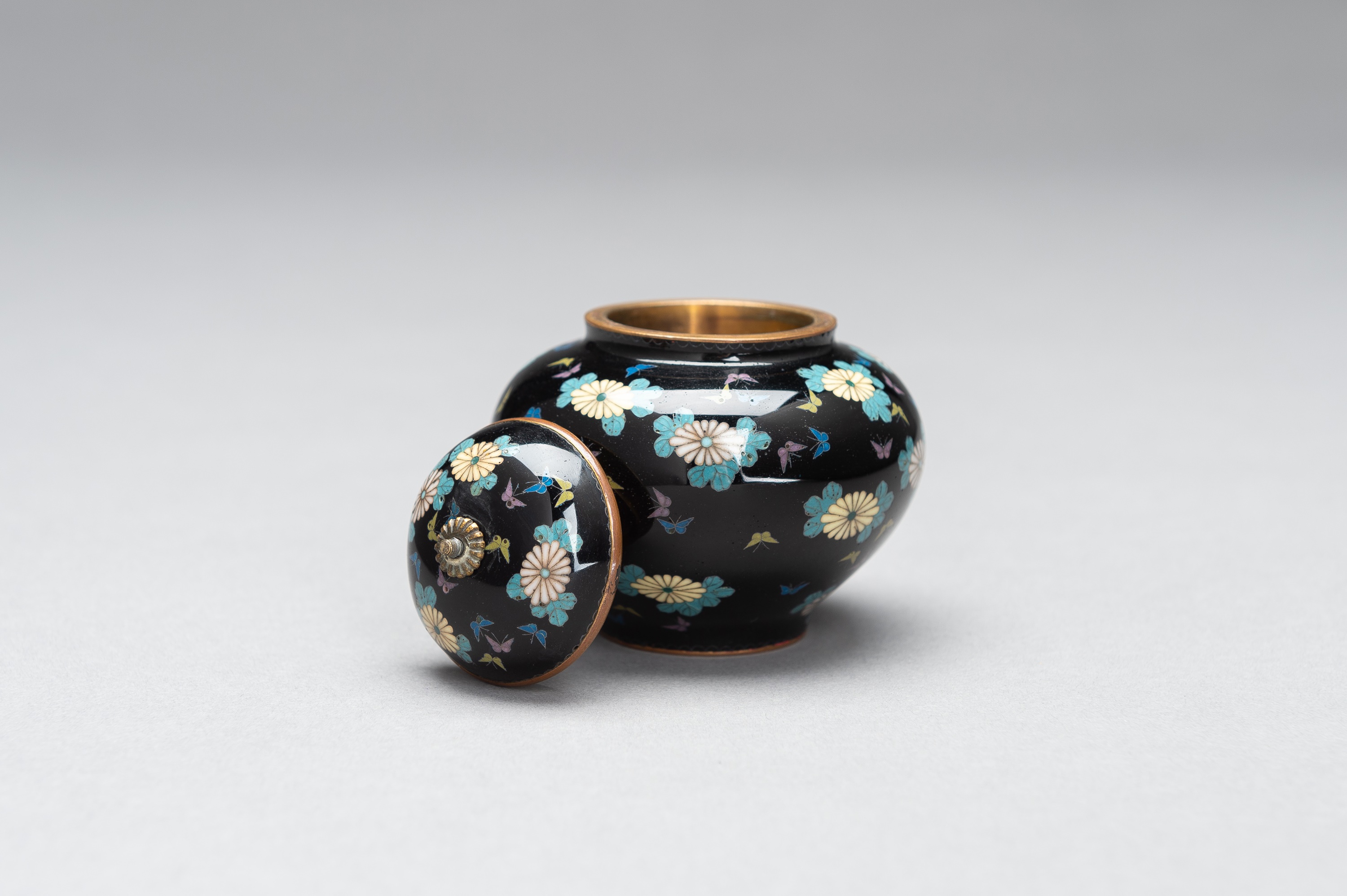 A CLOISONNE ENAMEL MINIATURE VASE WITH COVER - Image 7 of 9