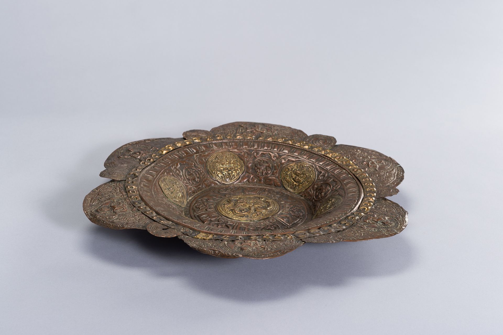 A LARGE COPPER REPOUSSE ALMS DISH - Bild 10 aus 11