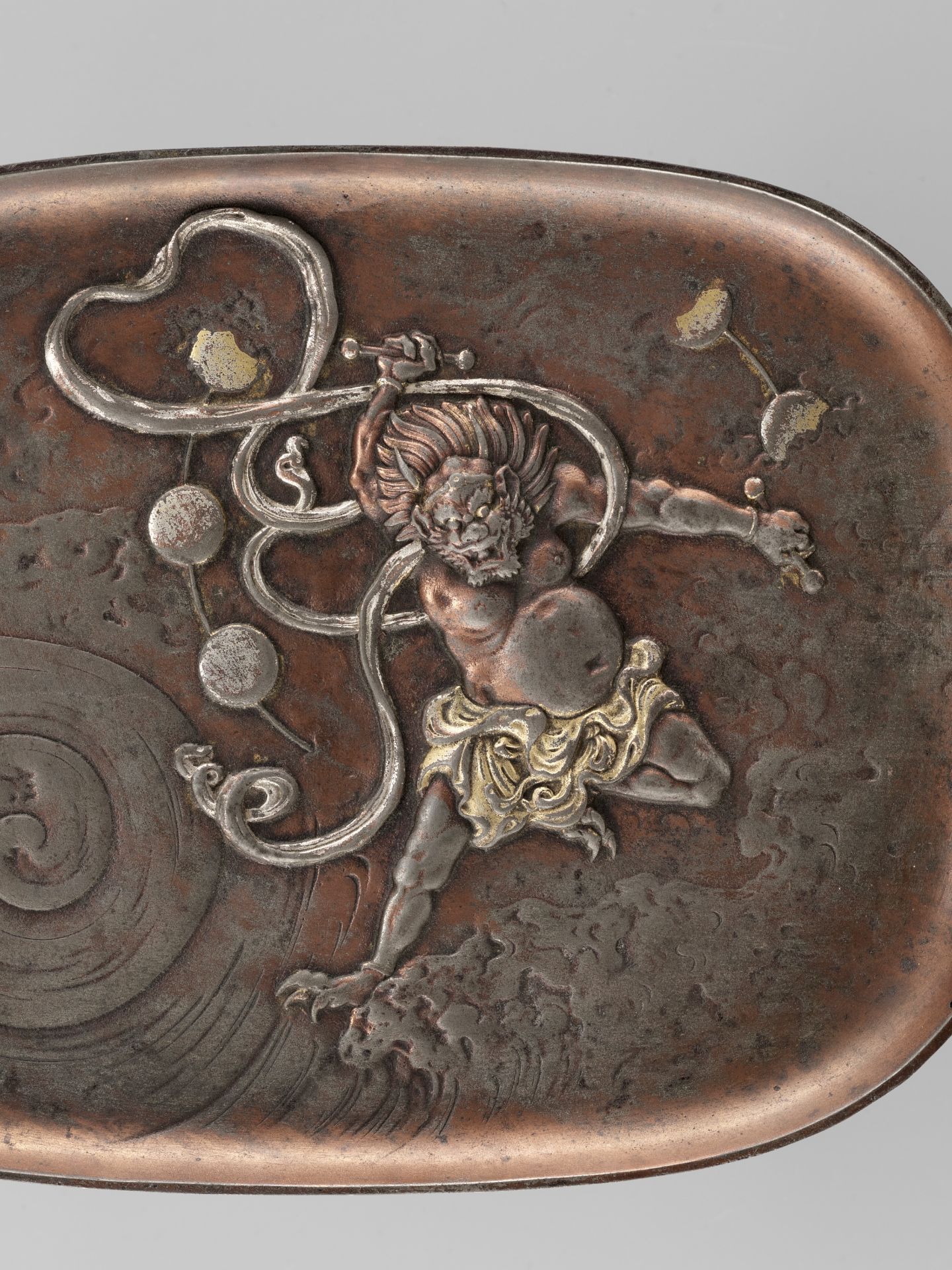 A GILT AND SILVERED COPPER TRAY DEPICTING RAIJIN - Image 4 of 4