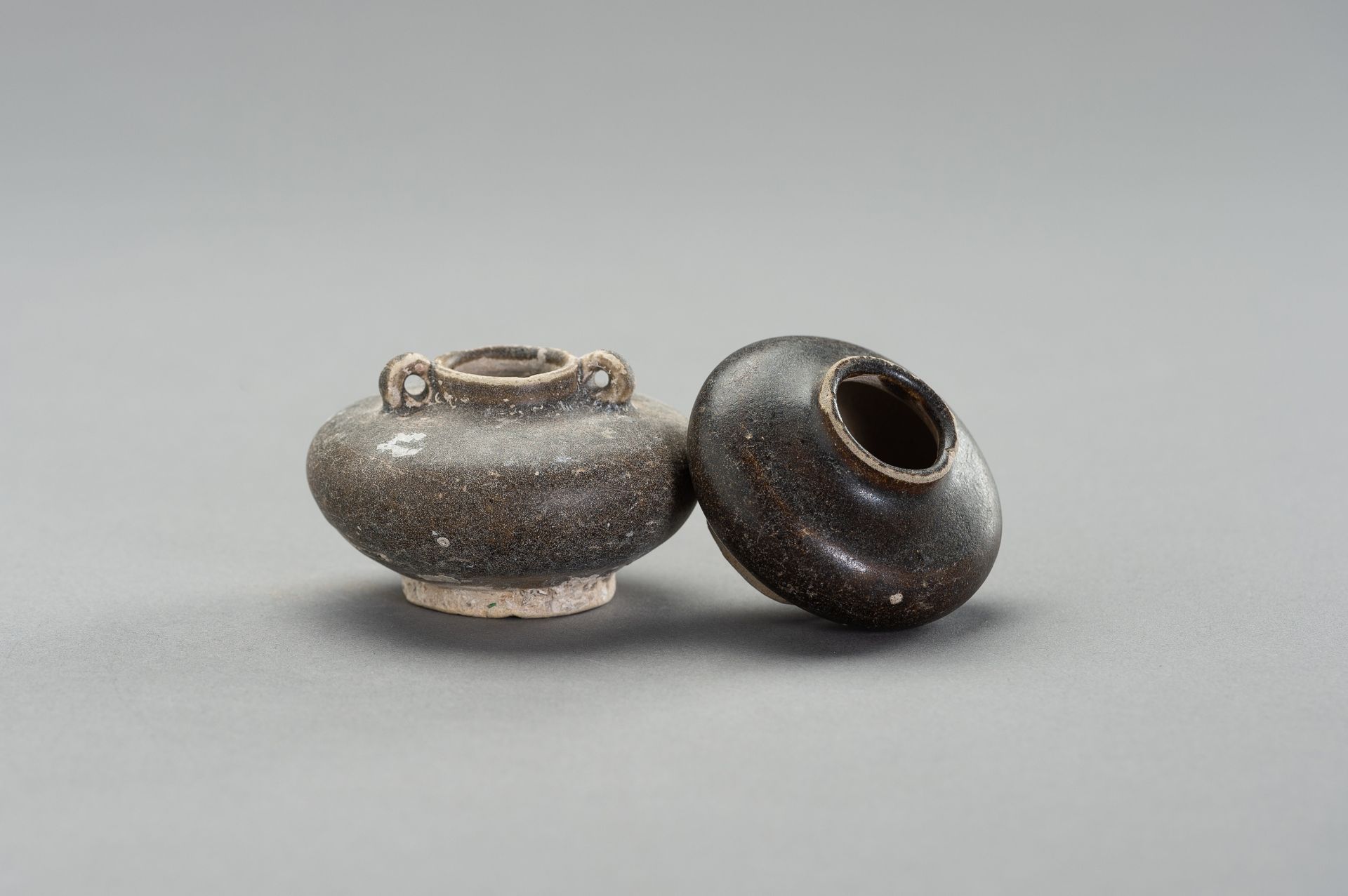 TWO GLAZED CERAMIC 'SHIPWRECK' POTS - Bild 6 aus 8