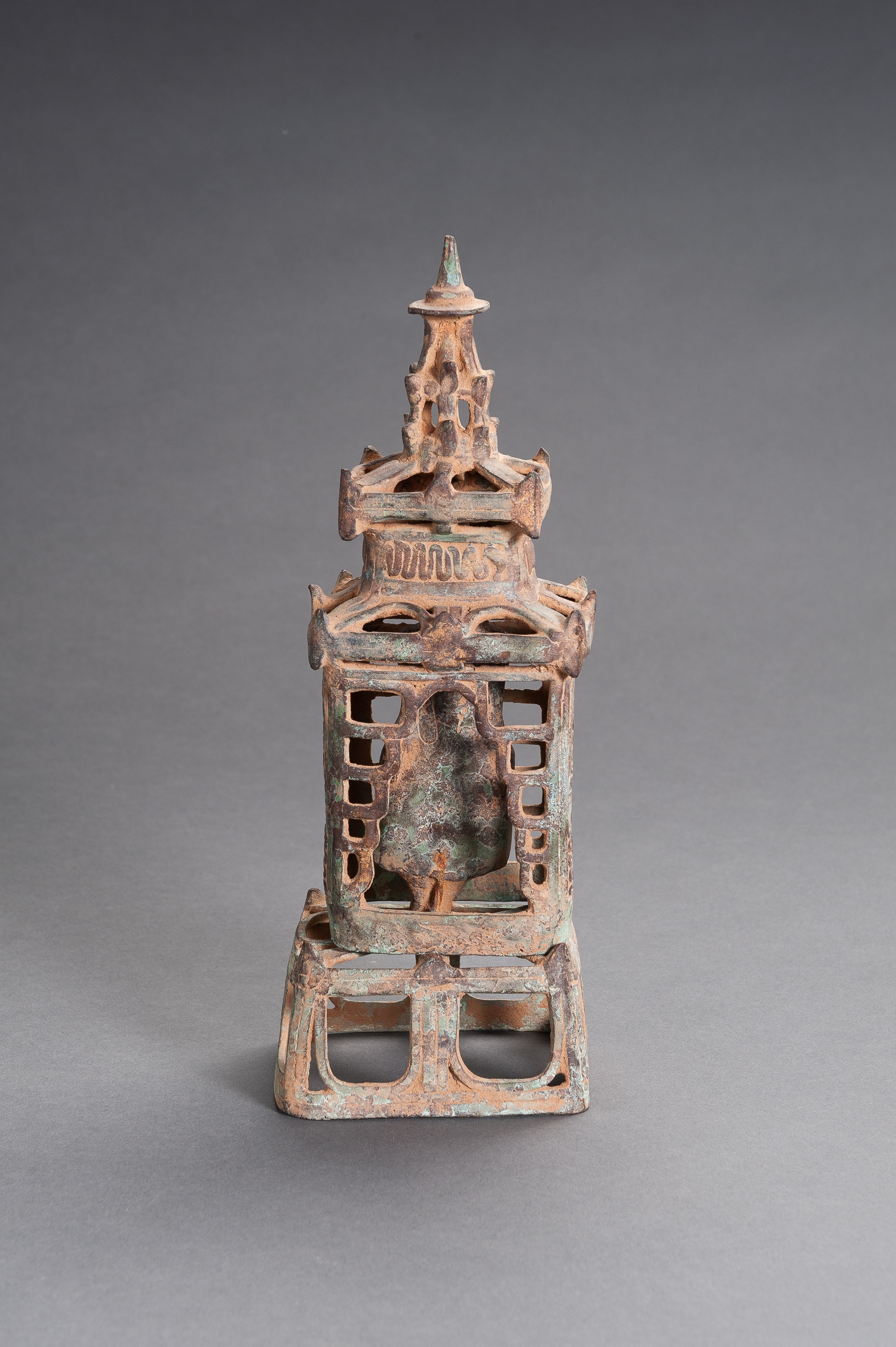 A BRONZE FIGURE OF BUDDHA IN A SHRINE - Image 10 of 12