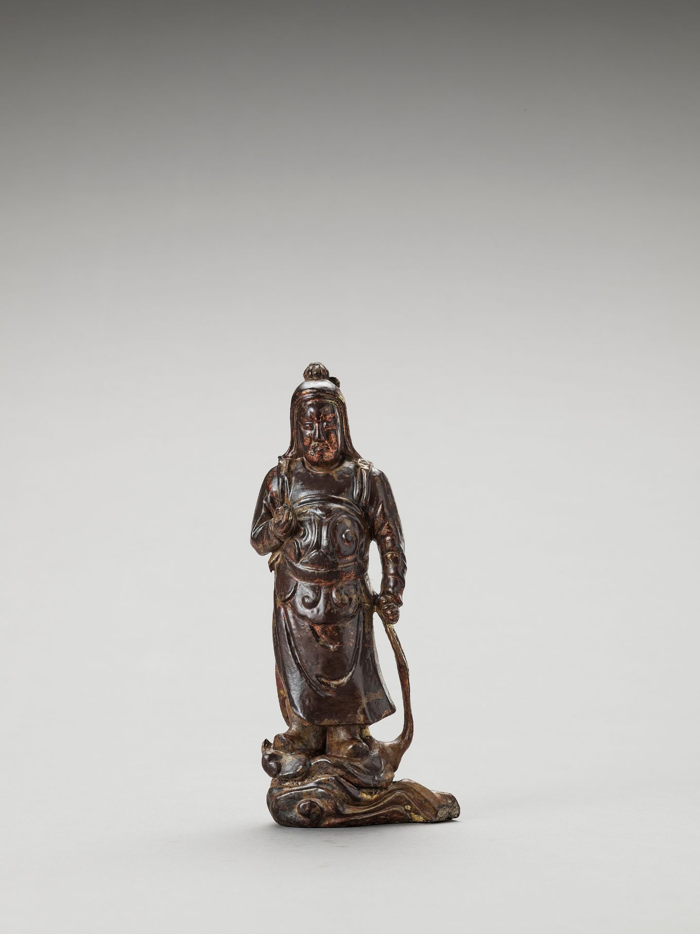 A GILT AND LACQUERED WOOD FIGURE OF A HEAVENLY KING, MING