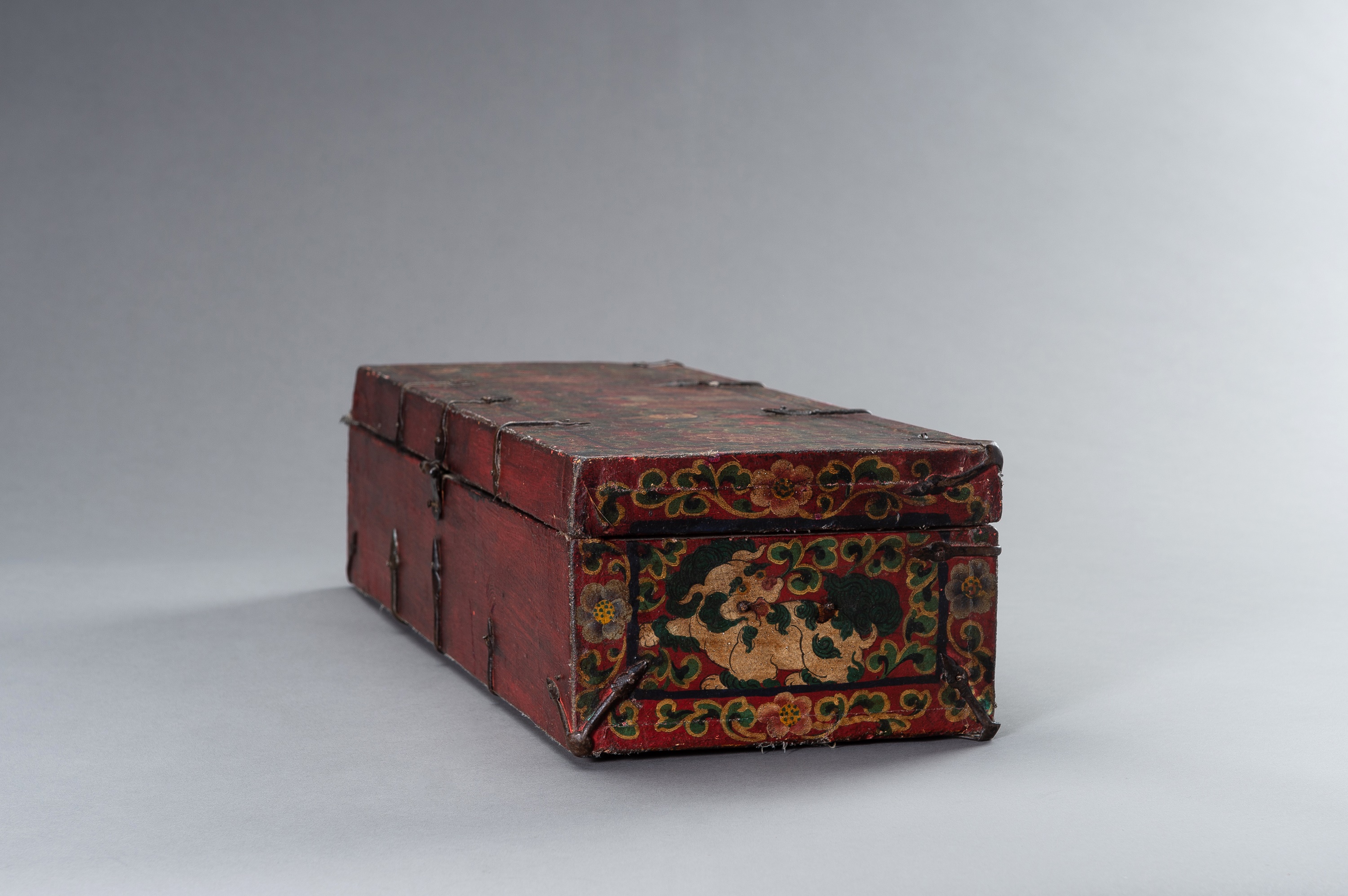 A LARGE SINOTIBETAN POLYCHROME WOOD BOX - Image 11 of 19