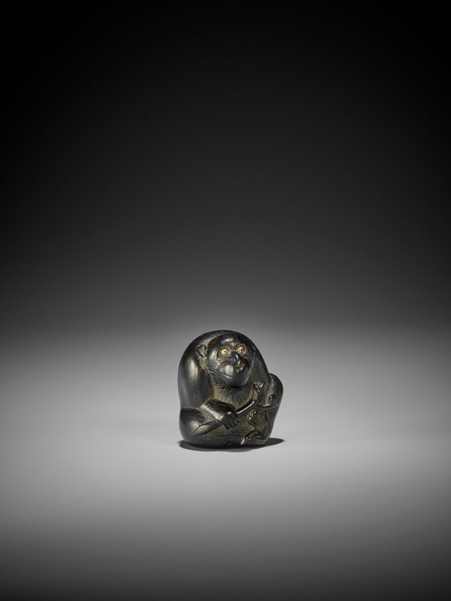 A TSU SCHOOL EBONY WOOD NETSUKE OF A MONKEY - Bild 2 aus 8