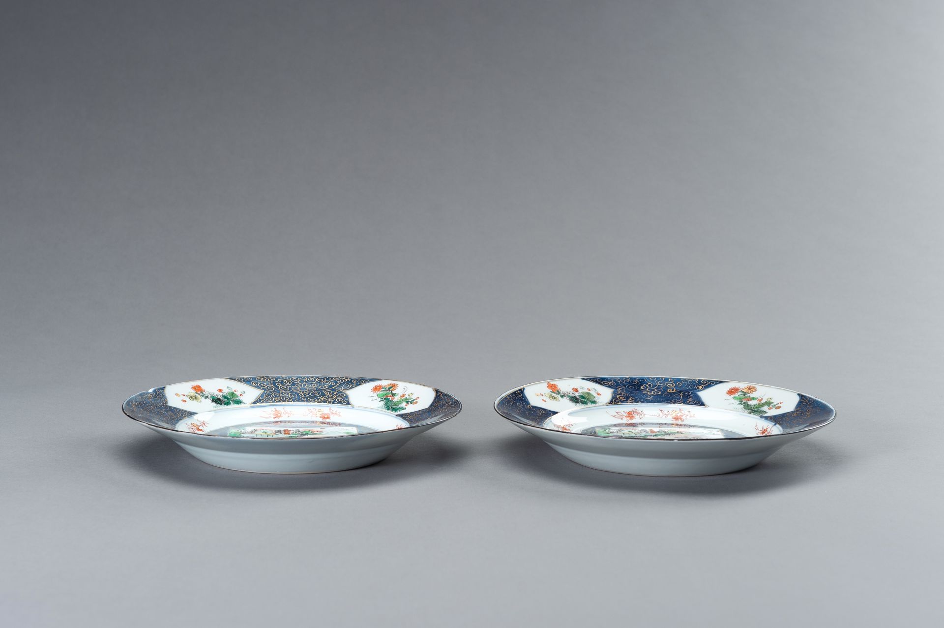 A PAIR OF FAMILLE-VERTE 'LANDSCAPE' DISHES - Bild 8 aus 10