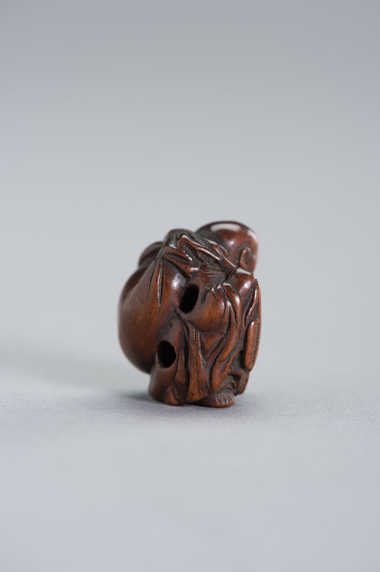 A RARE MINIATURE WOOD NETSUKE OF HOTEI - Bild 4 aus 9