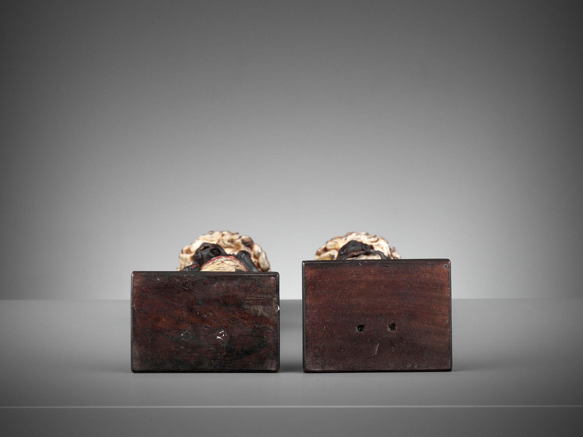 A PAIR OF PAINTED AND LACQUERED WOOD FIGURAL CANDLESTICKS DEPICTING ONI - Image 11 of 12