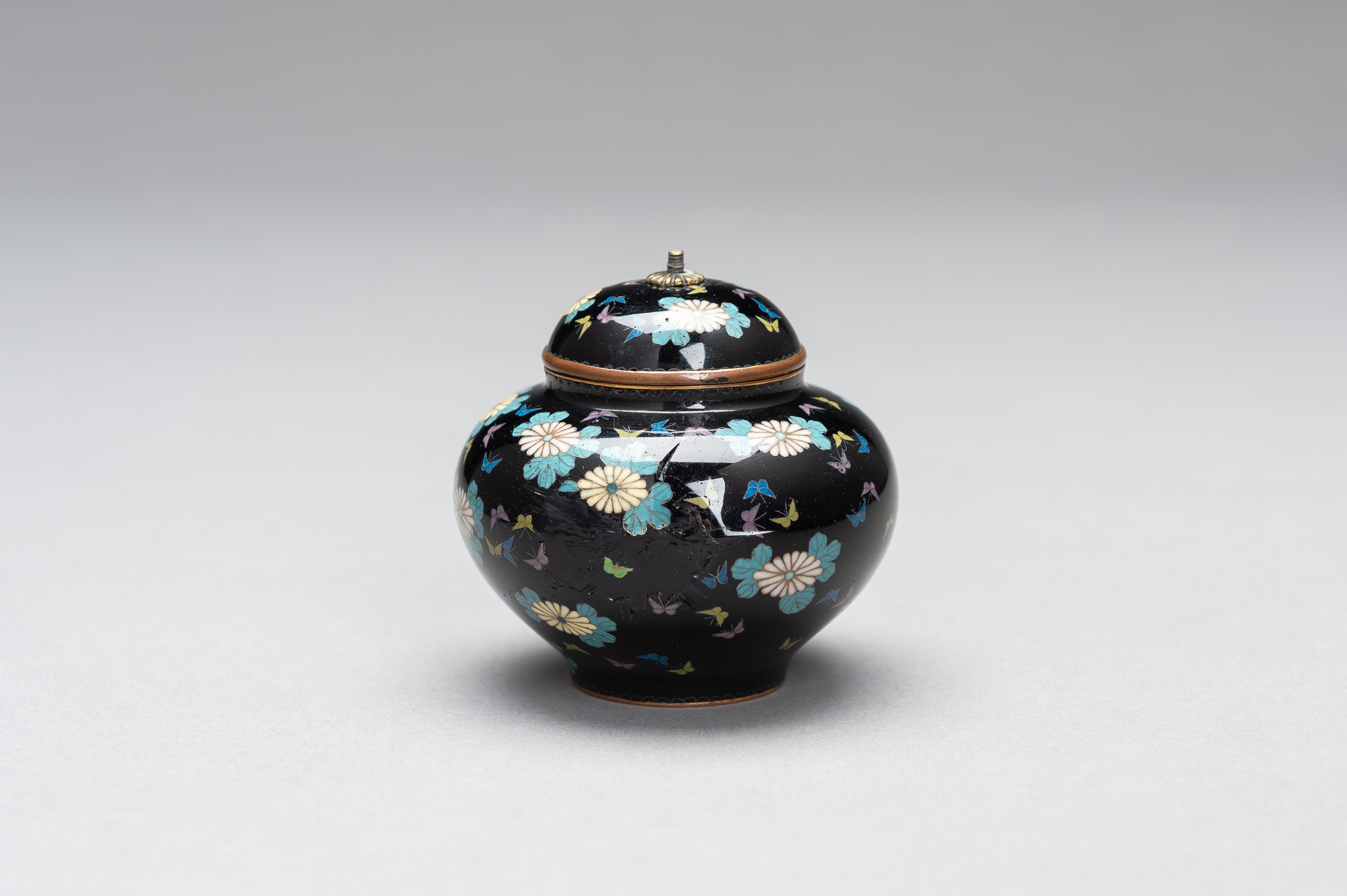 A CLOISONNE ENAMEL MINIATURE VASE WITH COVER - Image 4 of 9