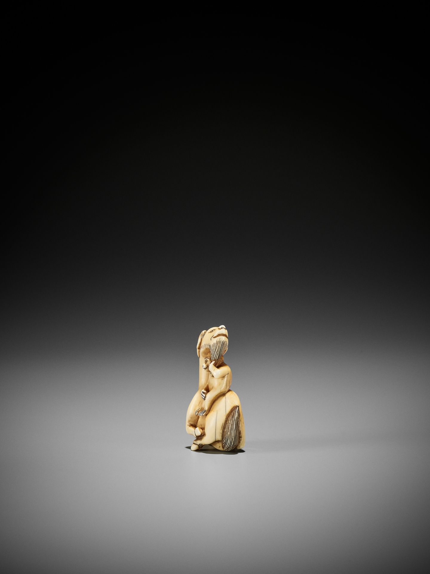 AN IVORY NETSUKE OF A SINIU AND MONKEY - Bild 4 aus 9