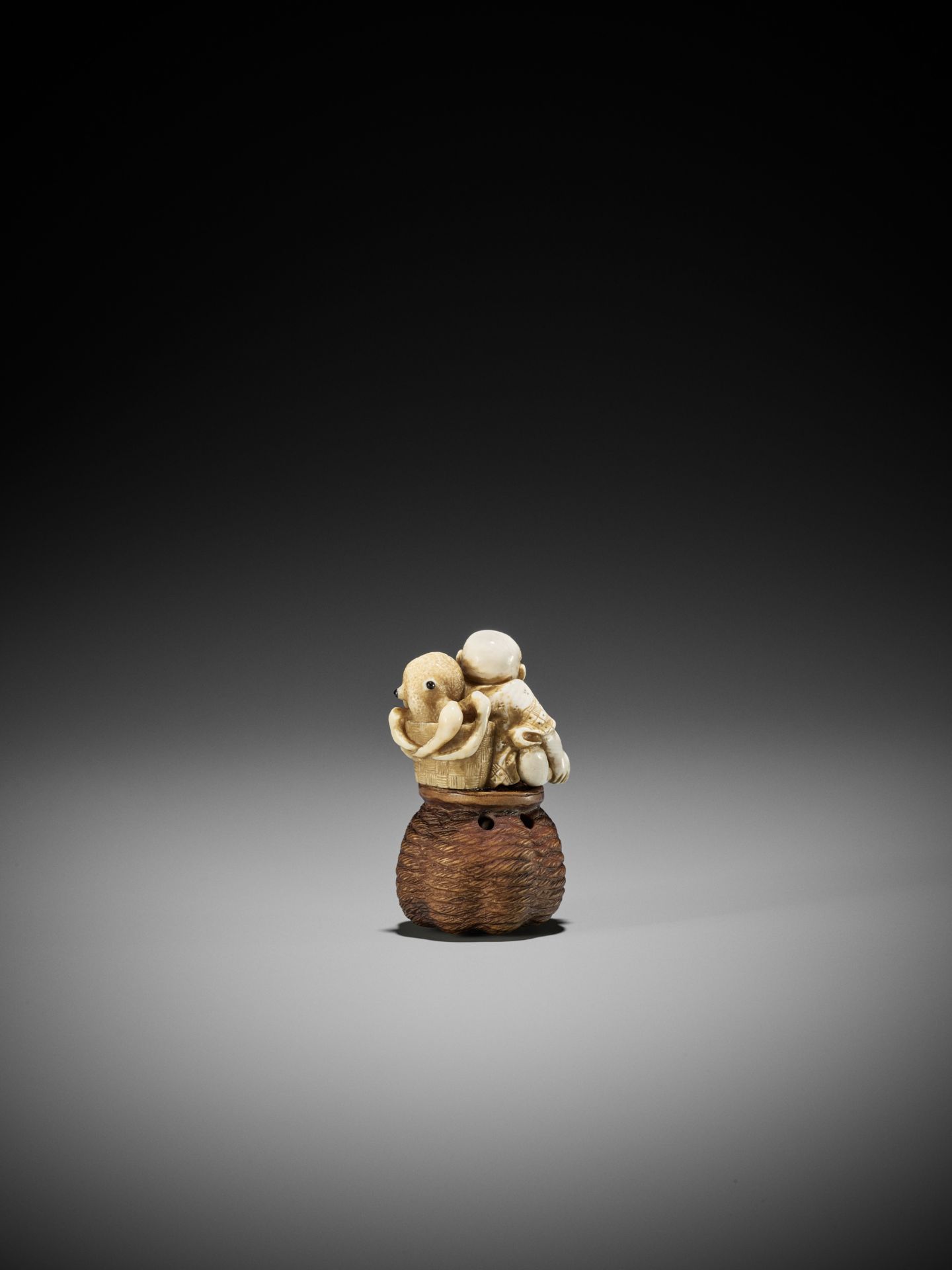 DERKACHENKO: A WOOD AND MAMMOTH IVORY SHUNGA NETSUKE OF A KARAKO WITH OCTOPUS - Bild 7 aus 14