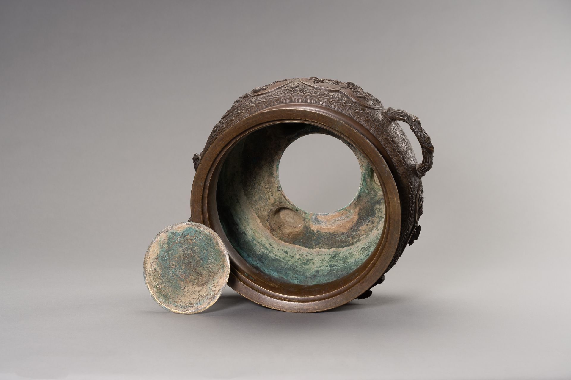 A LARGE AND HEAVY BRONZE TRIPOD CENSER - Image 9 of 13