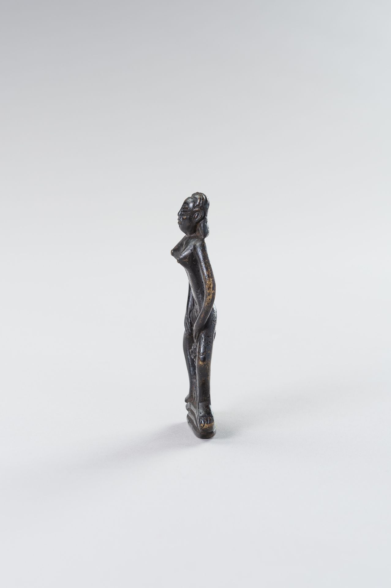 A TRIBAL BRONZE FIGURE OF A WOMAN GIVING BIRTH - Image 7 of 10