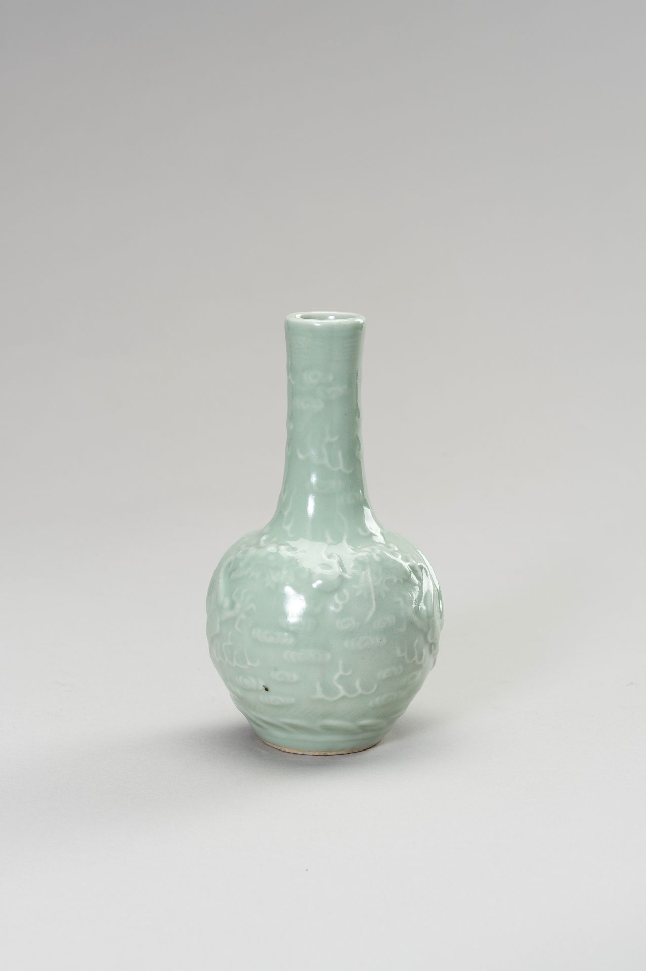 A CELADON 'DRAGON' VASE - Bild 5 aus 10