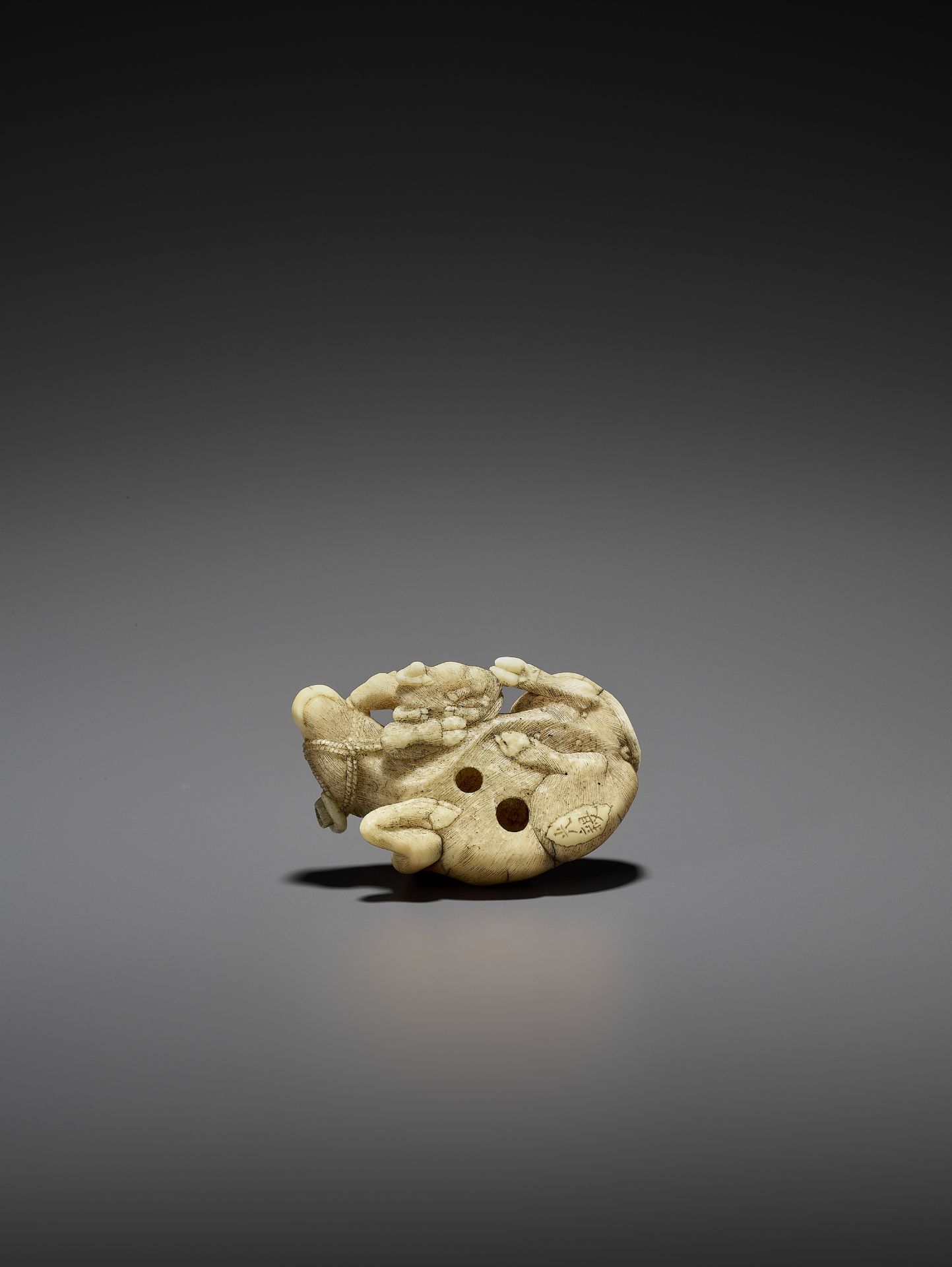 MITSUCHIKA: A LARGE AND RARE WALRUS IVORY NETSUKE OF A RECUMBENT COW WITH CALF - Bild 11 aus 13