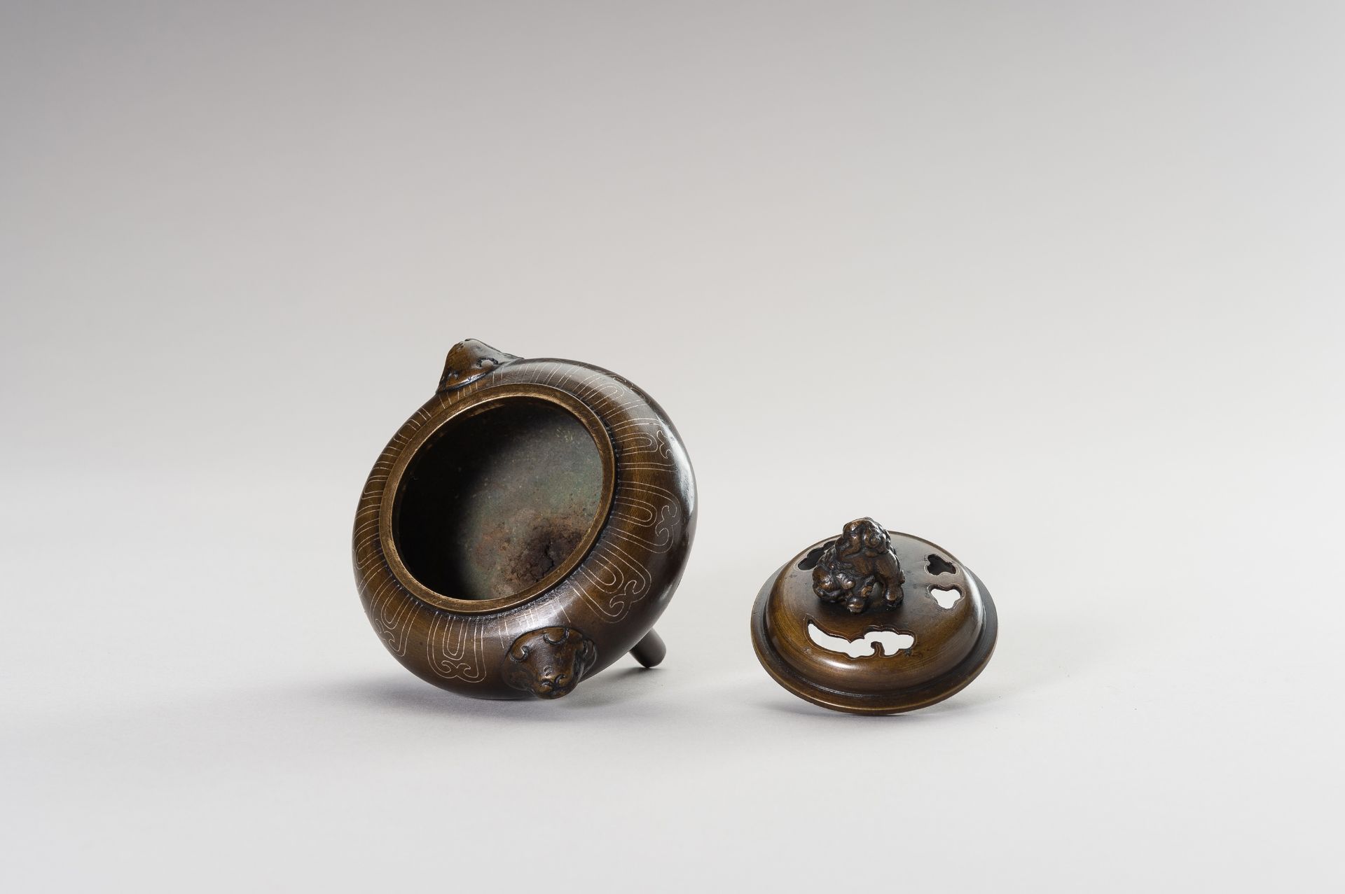 A SILVER-INLAID MINIATURE BRONZE TRIPOD CENSER - Image 10 of 11