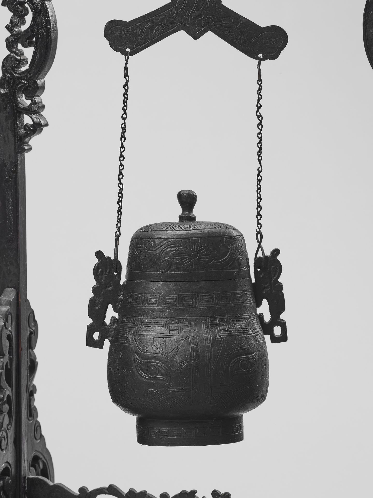 AN ARCHAISTIC BRONZE TEMPLE BELL AND VESSEL SUSPENDED IN HARDWOOD FRAMES AND STANDS, QING - Bild 2 aus 6