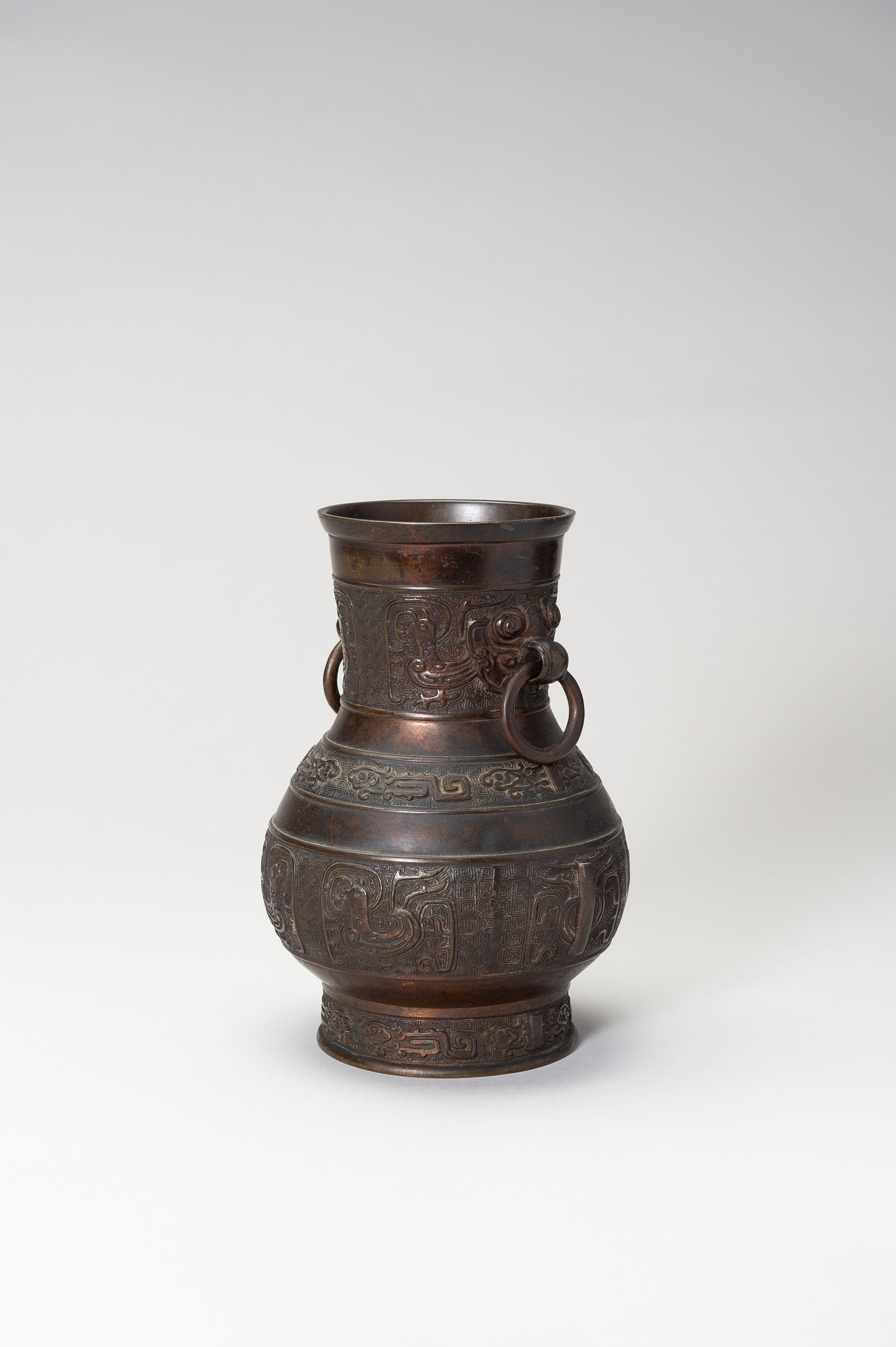 AN ARCHAISTIC BRONZE VASE - Image 6 of 12