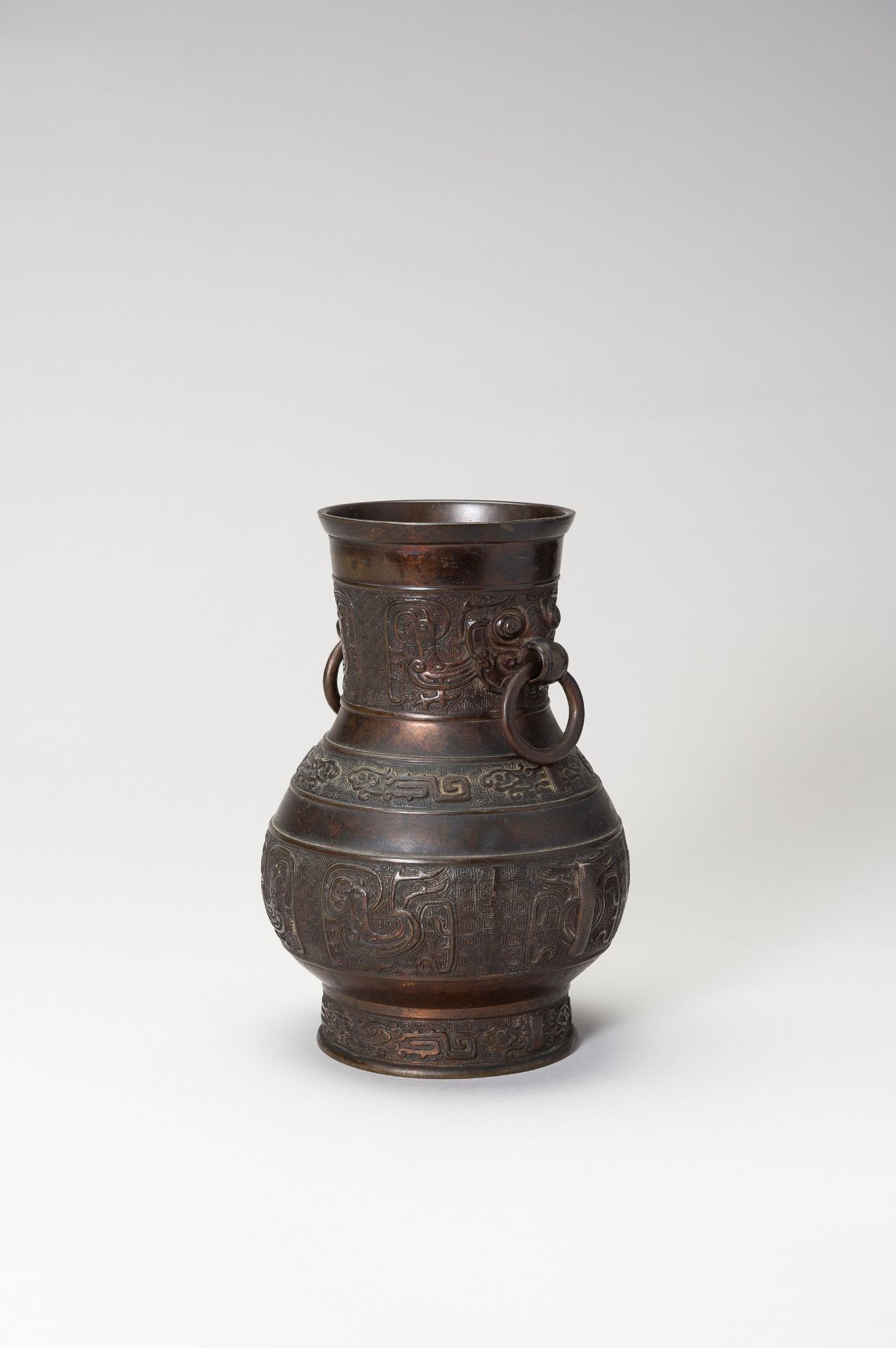 AN ARCHAISTIC BRONZE VASE - Bild 6 aus 12