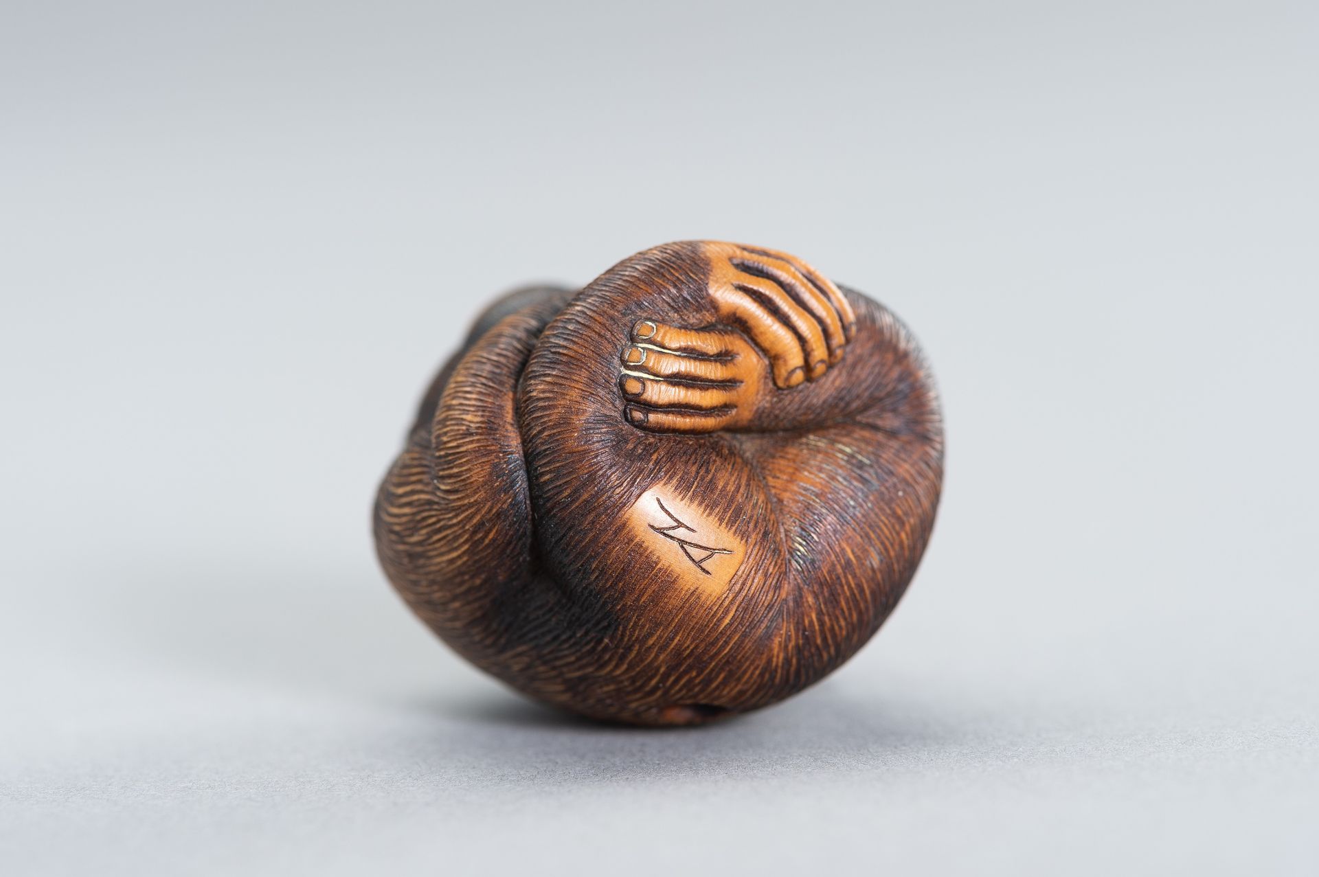 TWO CONTEMPORARY BOXWOOD NETSUKE OF MONKEYS - Bild 10 aus 10