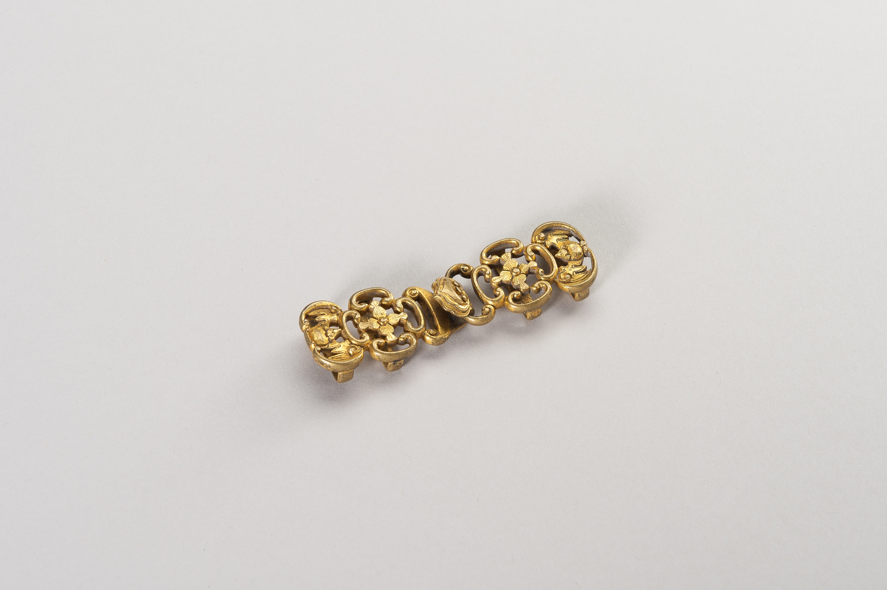 AN APPEALING GILT BRONZE BELT HOOK - Image 6 of 8