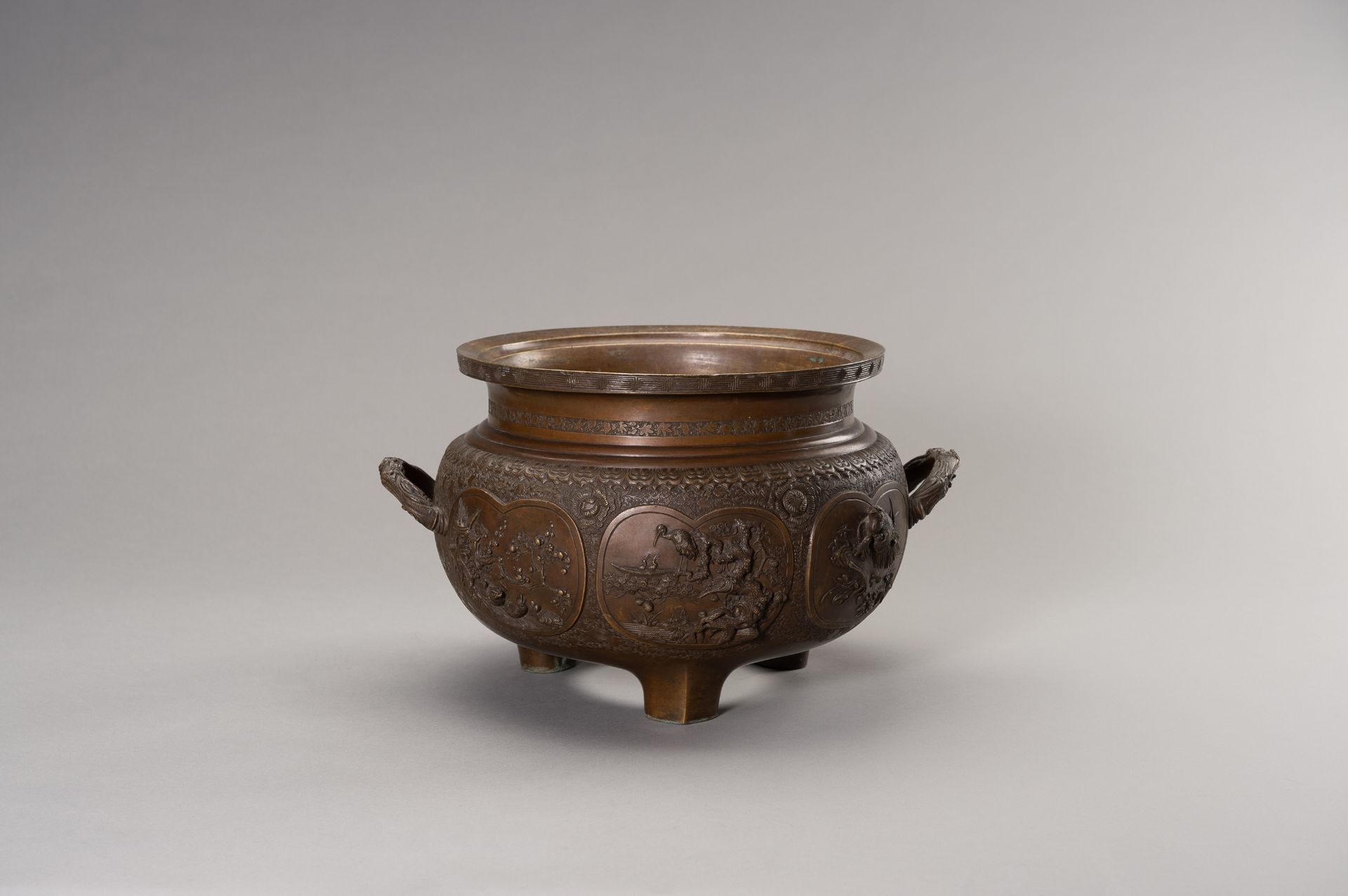 A LARGE AND HEAVY BRONZE TRIPOD CENSER - Image 7 of 13