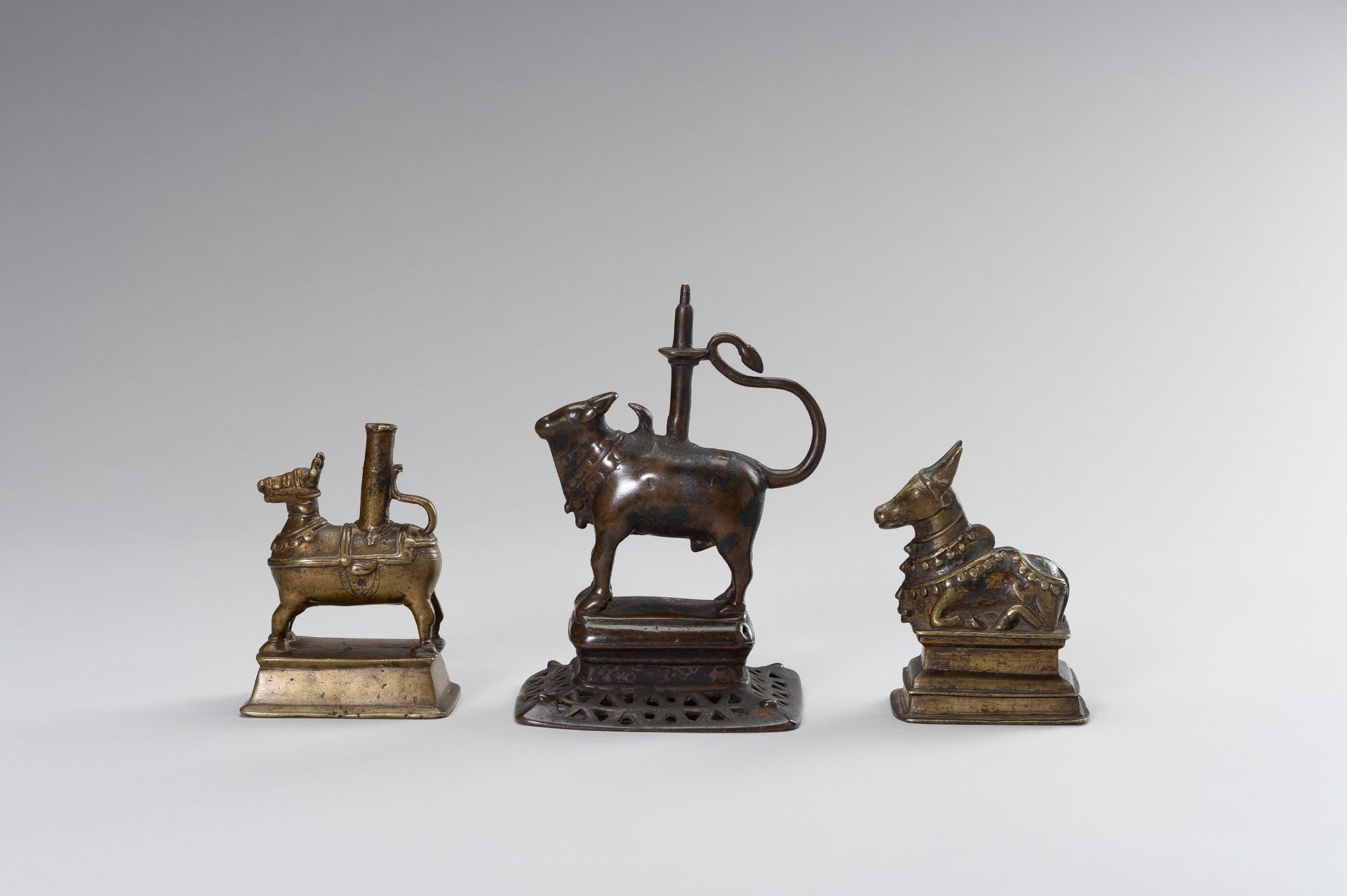 A GROUP OF THREE BRONZE FIGURES OF NANDI - Bild 2 aus 12