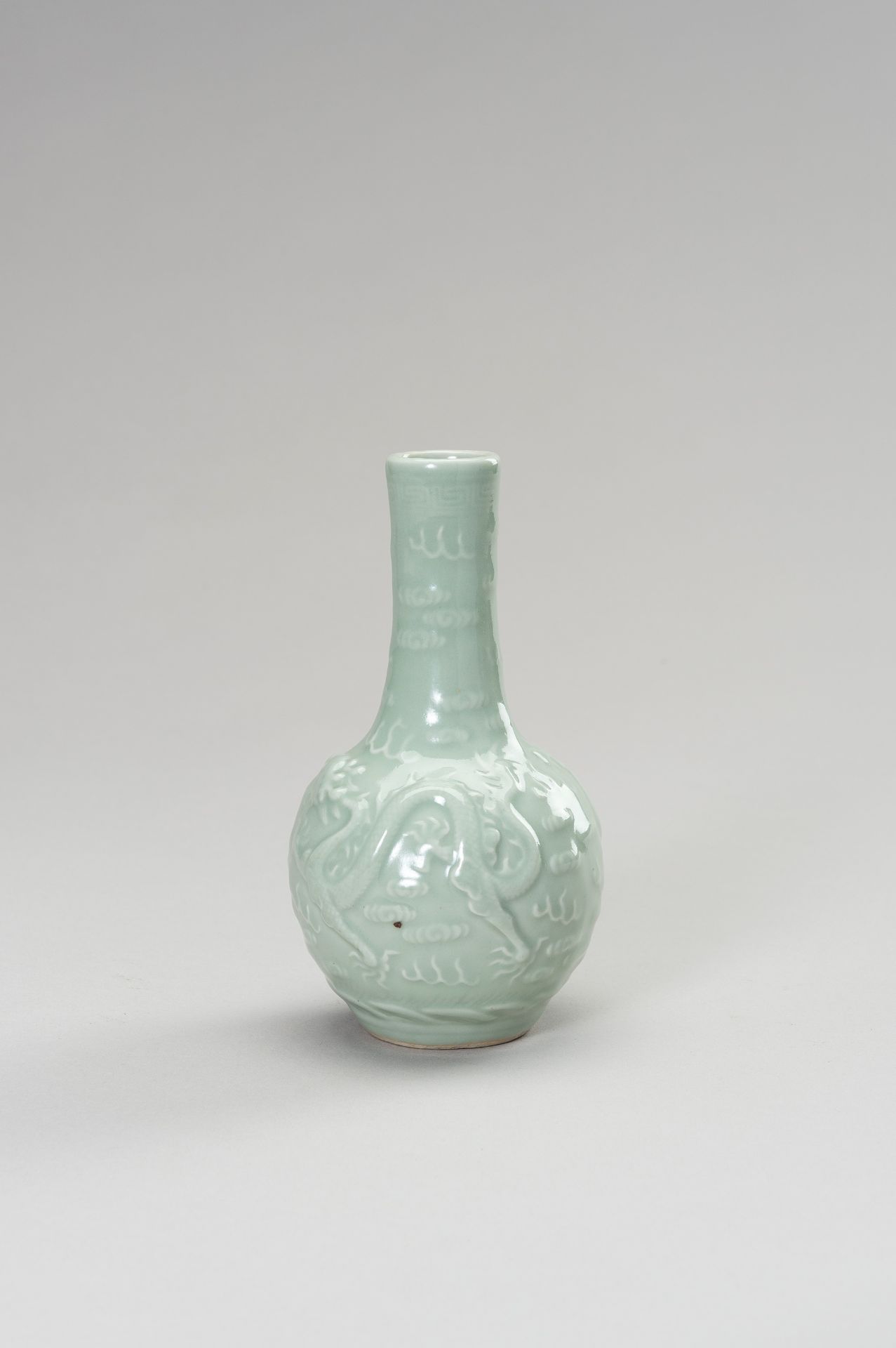 A CELADON 'DRAGON' VASE - Bild 2 aus 10