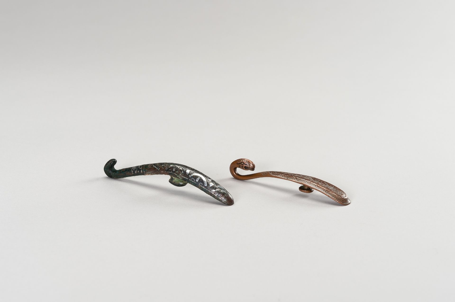 A FINE PAIR OF SILVER-INLAID BELT HOOKS - Image 4 of 9