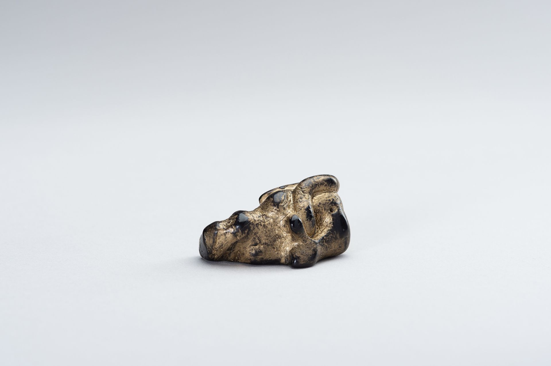 AN UNUSUAL LACQUERED DARK WOOD NETSUKE OF A SNAKE AND FROG - Bild 3 aus 10