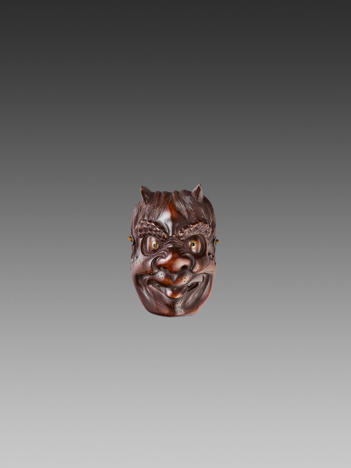 A VERY LARGE WOOD MASK NETSUKE OF AN ONI - Bild 2 aus 5