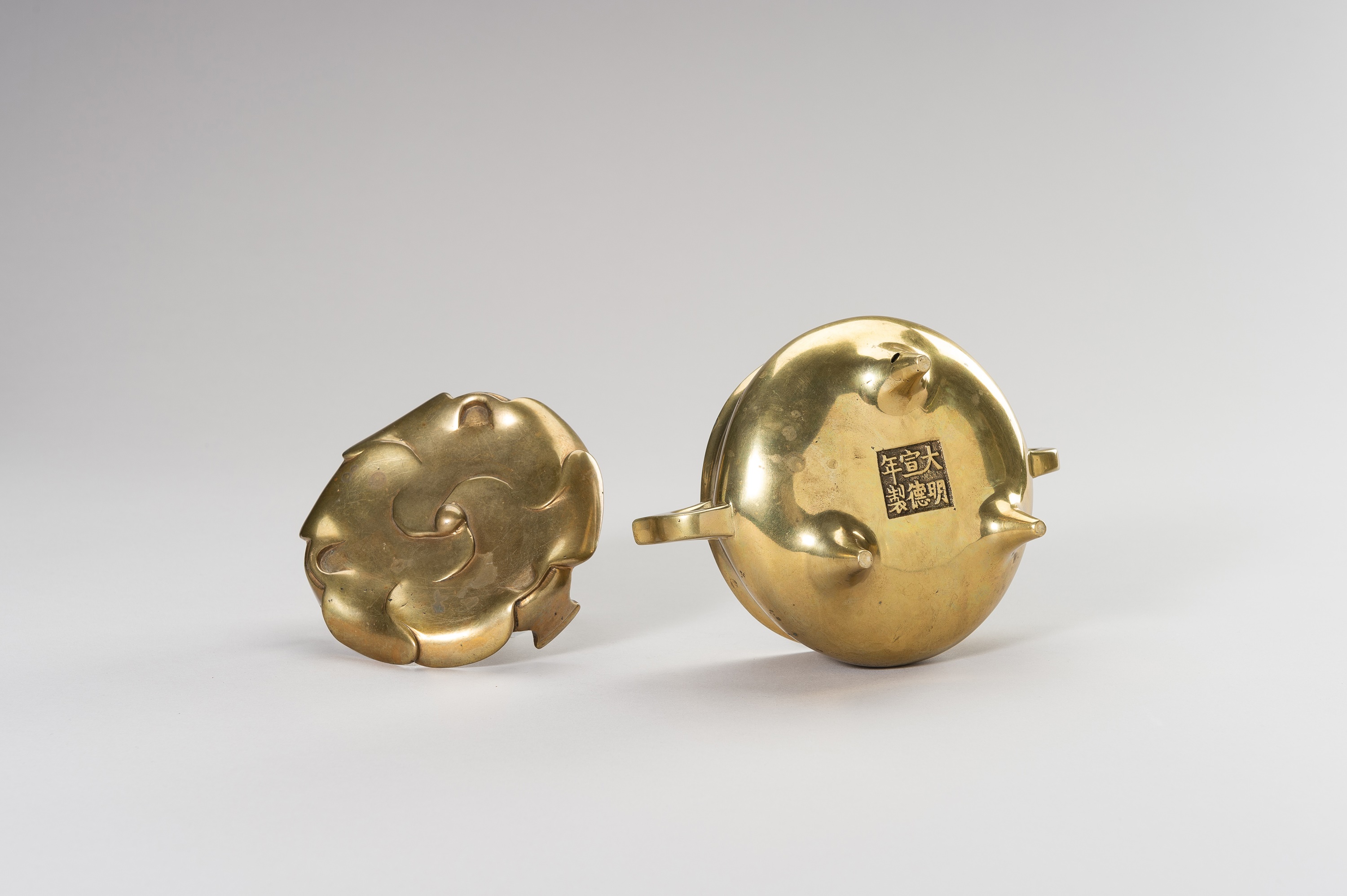 A GILT-BRONZE TRIPOD CENSER WITH STAND - Image 10 of 11