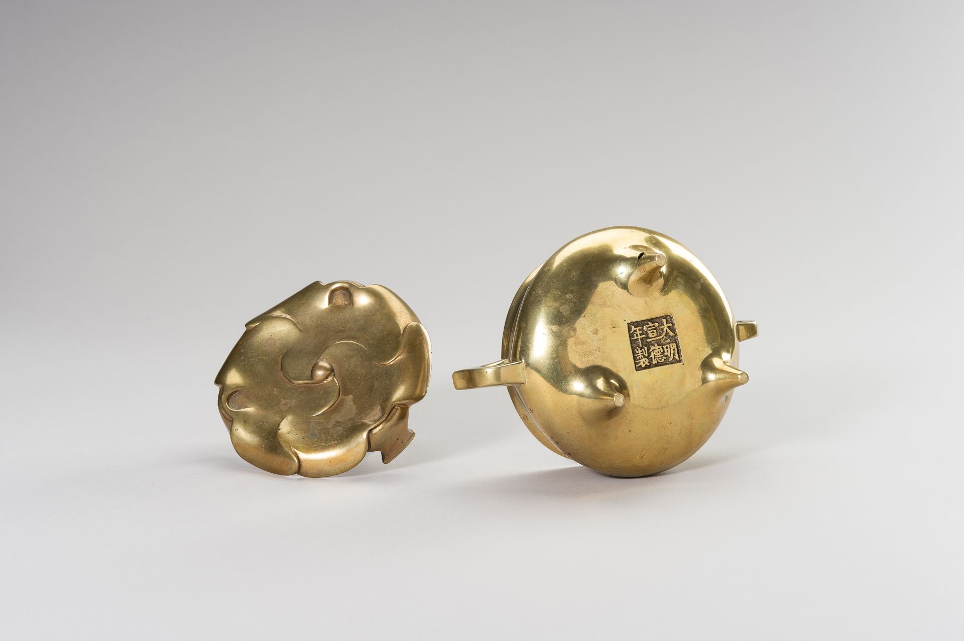 A GILT-BRONZE TRIPOD CENSER WITH STAND - Image 10 of 11