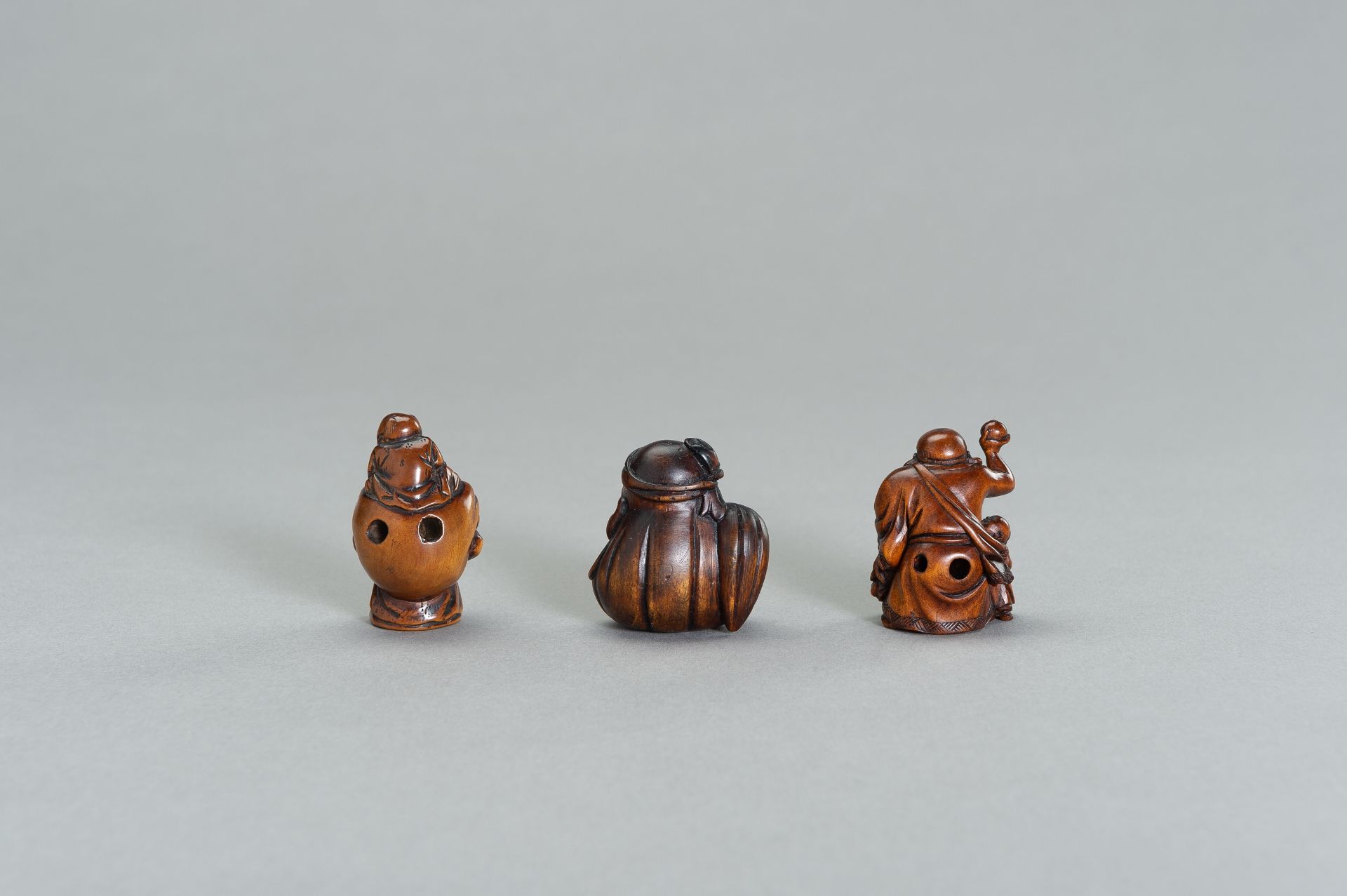 A GROUP OF THREE WOOD NETSUKE OF HOTEI AND DARUMA - Bild 5 aus 9