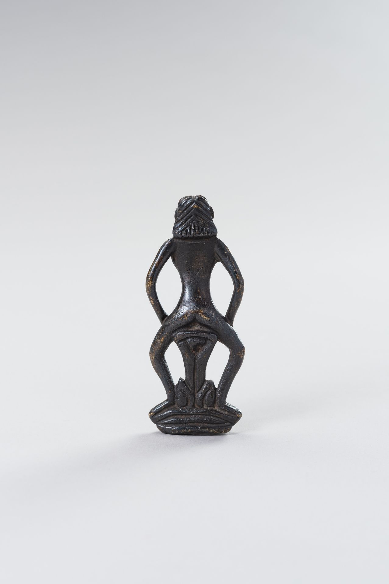 A TRIBAL BRONZE FIGURE OF A WOMAN GIVING BIRTH - Image 9 of 10